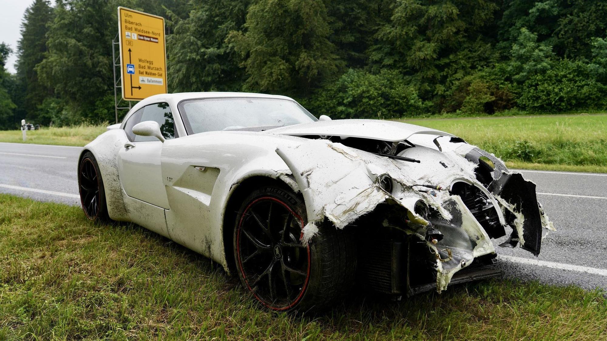 Senior fährt teuren Sportwagen gegen Leitplanke