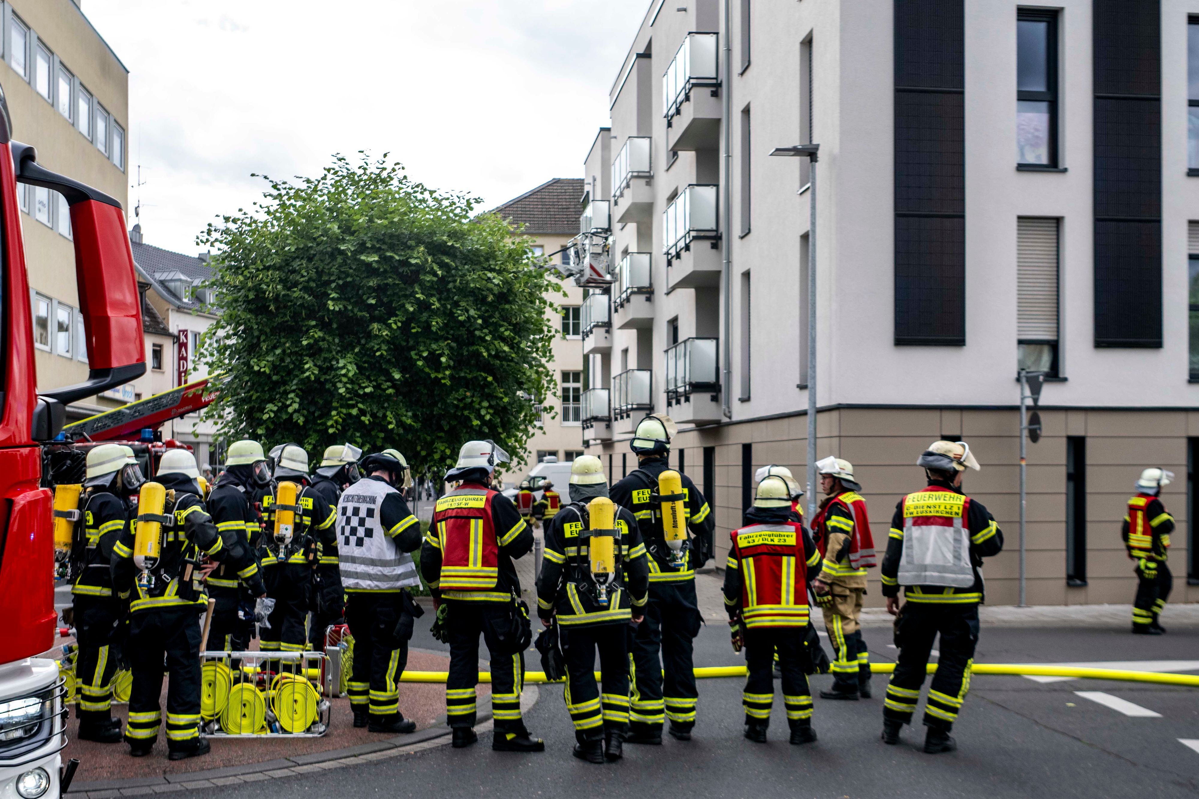 Das Bild zeigt zahlreiche Feuerwehrleute, die auf ihren Einsatz warten.