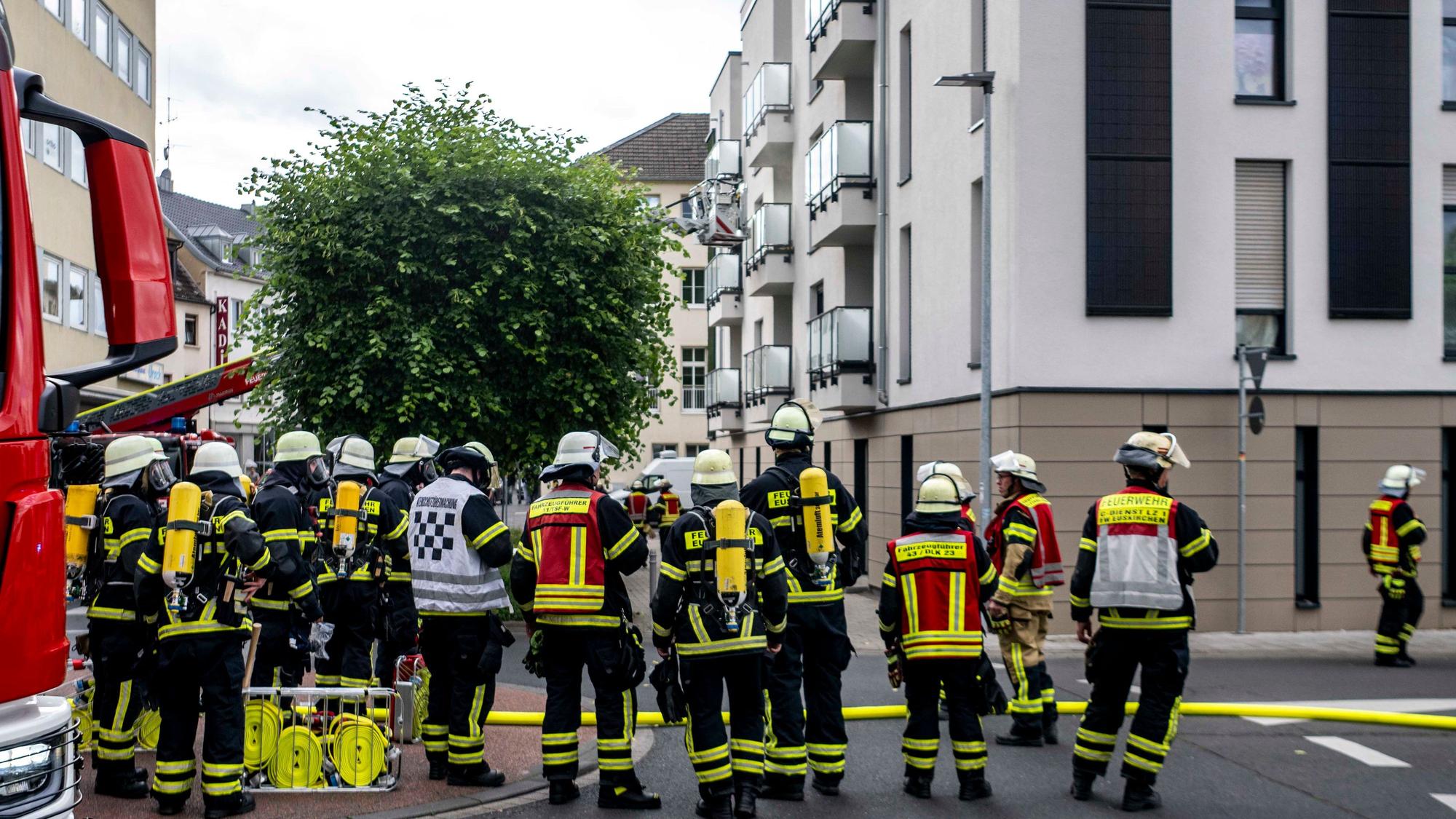 Das Bild zeigt zahlreiche Feuerwehrleute, die auf ihren Einsatz warten.