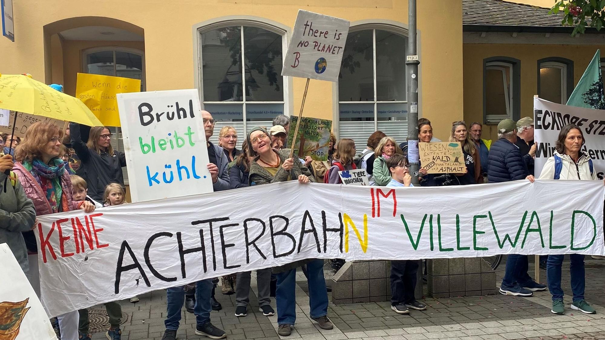 Zu sehen sind Demonstranten mit Transparenten.
