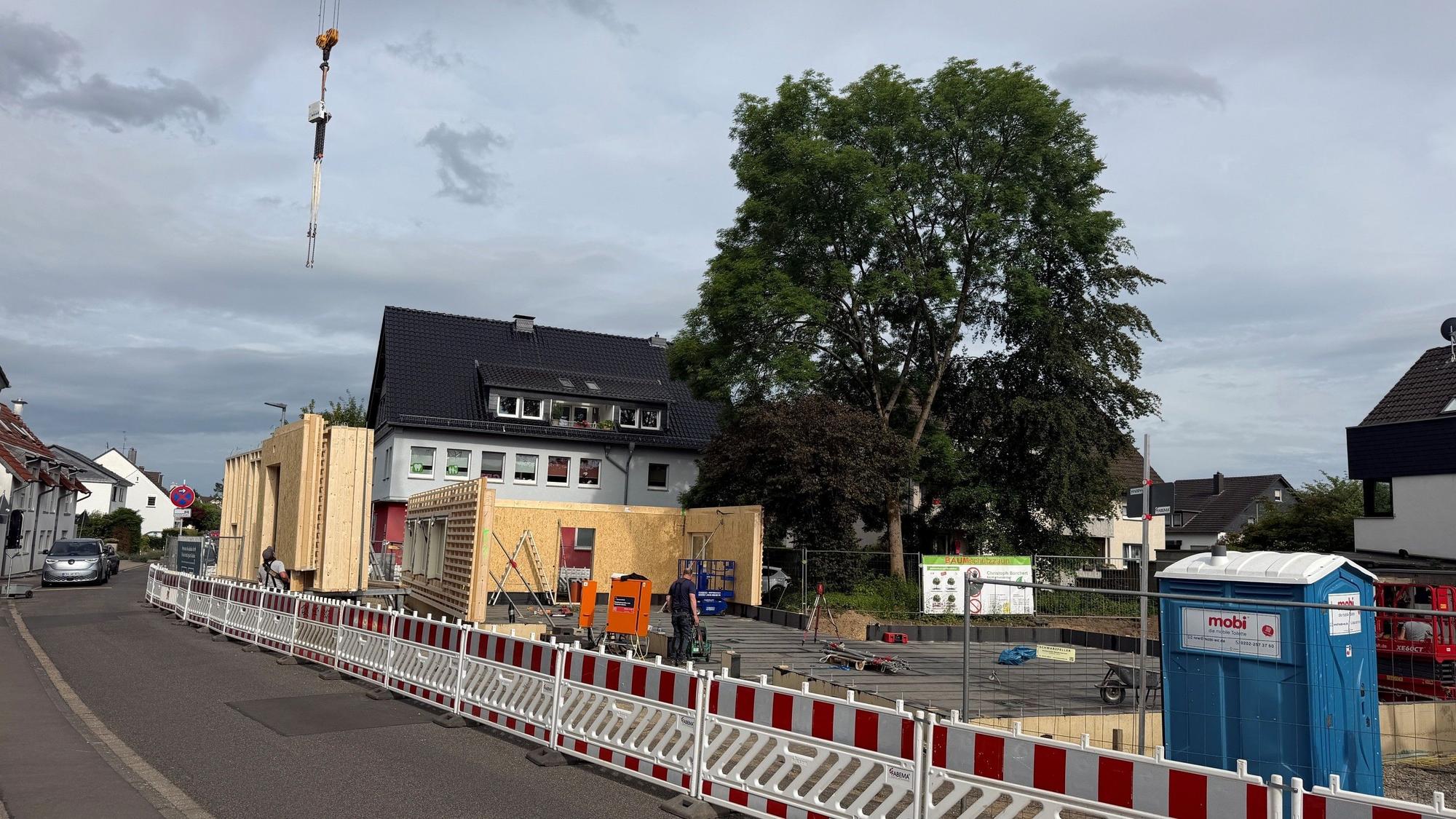 Man sieht das mit Bauzäunen abgesperrte Baugrundstück.