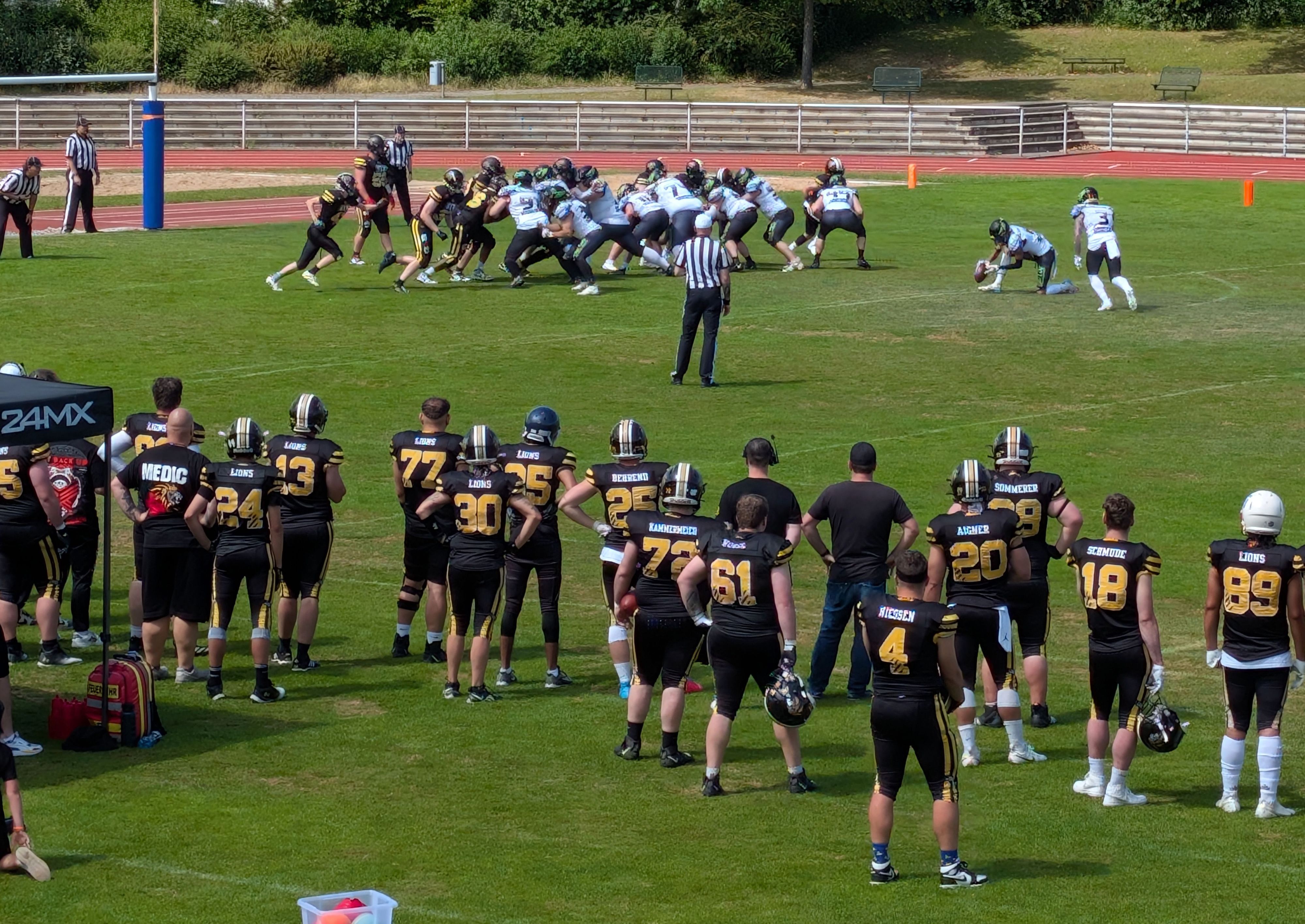 Blick von oben auf das Spielfeld. Im Vordergrund steht die Offensive der Euskirchen Lions, die beim Angriff von Lippstadt zuschaut, wie die Defensive sich schlägt.