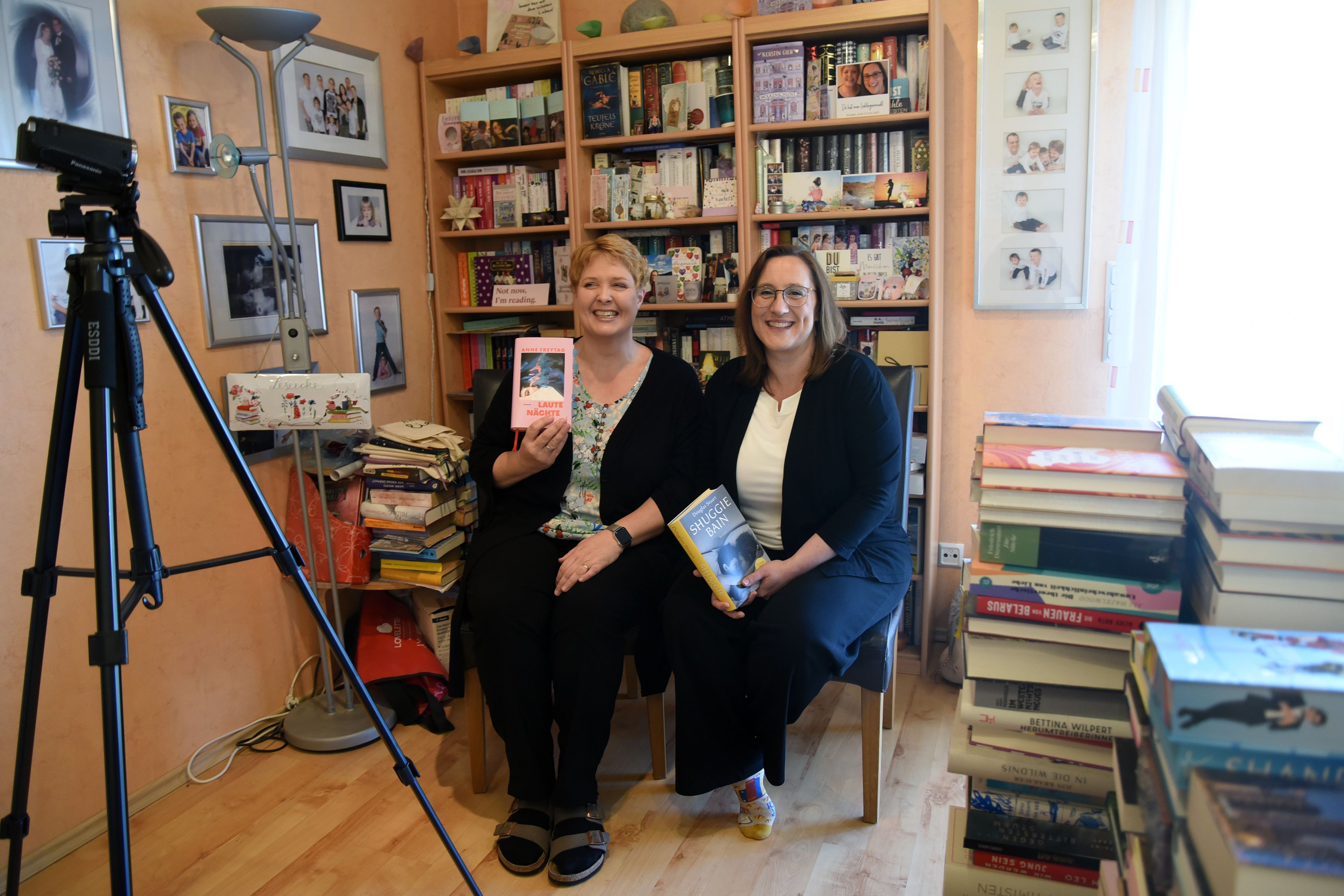 Die You Tube Bloggerinnen zum Thema Buch in ihrem Zuhause und Studio in Marienheide.
