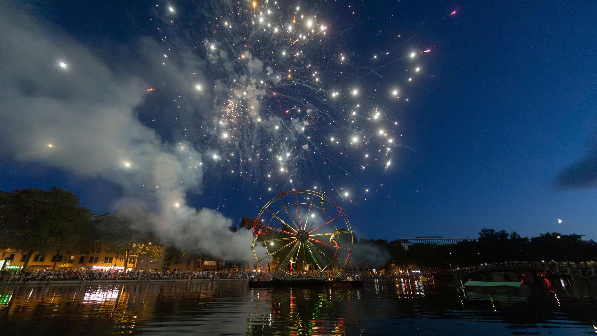 Sommer Köln 2024: Das Spektakel Vogue mit einer Mischung aus Zirkus, Theater und Pyrotechnik im Mediapark