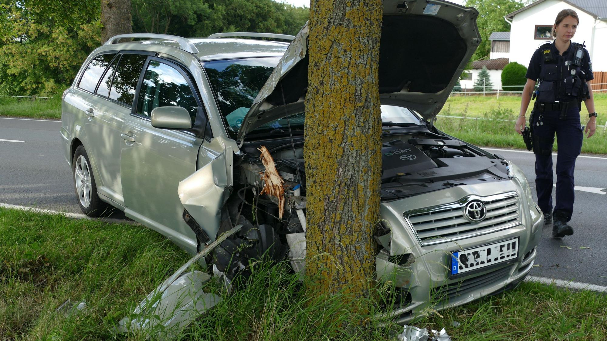 Der Wagen war gegen einen Baum geprallt.