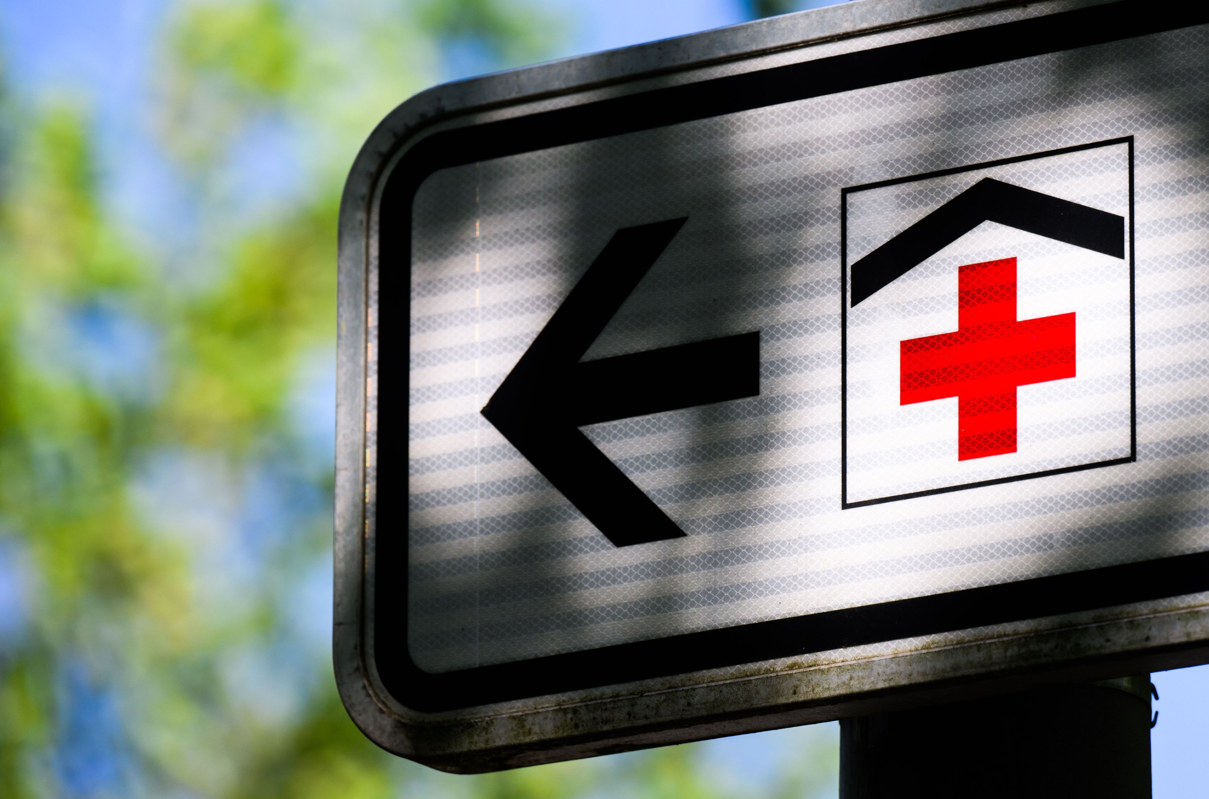 ARCHIV - 15.05.2024, Niedersachsen, Hannover: Ein Schild zeigt den Weg zum nächsten Krankenhaus.  (zu dpa: «Minister hält weitere Klinikschließungen für denkbar») Foto: Julian Stratenschulte/dpa/dpa-tmn +++ dpa-Bildfunk +++