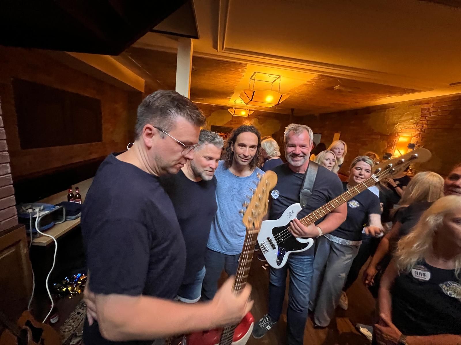 Stephan Brings macht mit der Band des Overather Kneipenchors ein Foto.