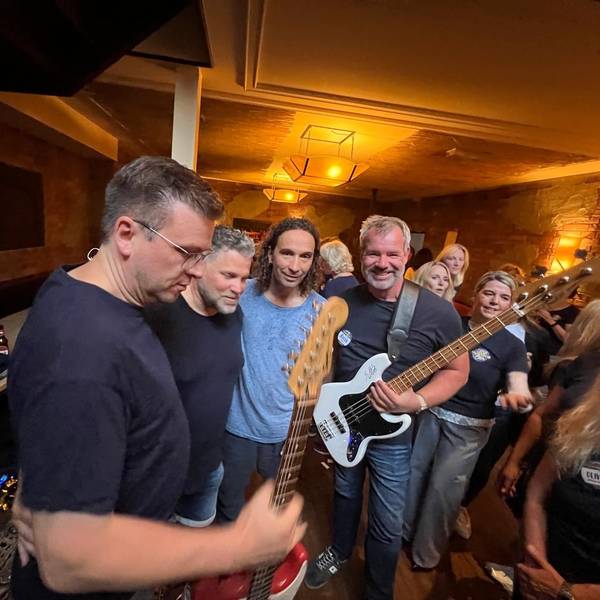 Stephan Brings macht mit der Band des Overather Kneipenchors ein Foto.