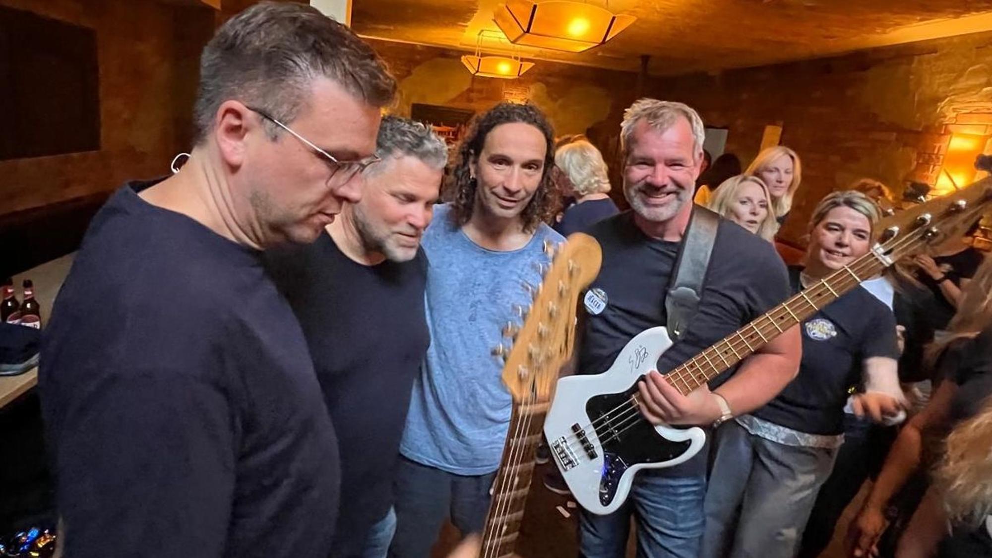 Stephan Brings macht mit der Band des Overather Kneipenchors ein Foto.