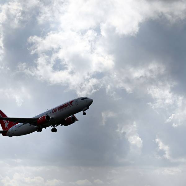 Ein Flugzeug startet vom Flughafen Köln/Bonn.