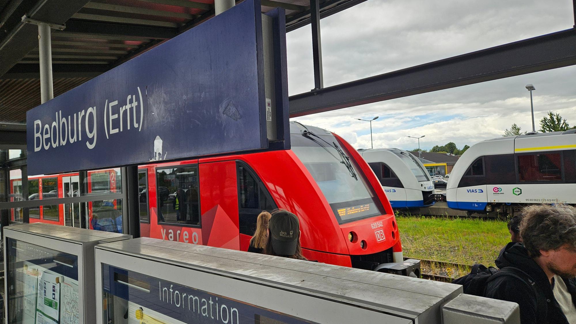 Zu sehen sind zwei Züge im Bahnhof Bedburg.