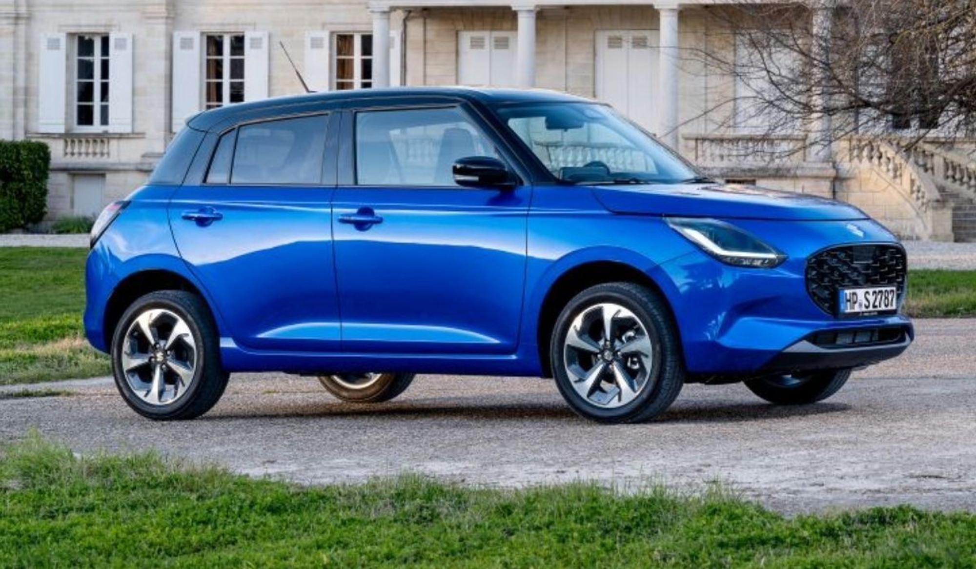 Suzuki Swift 1.2 Club in Blau steht vor einem schönen Haus.