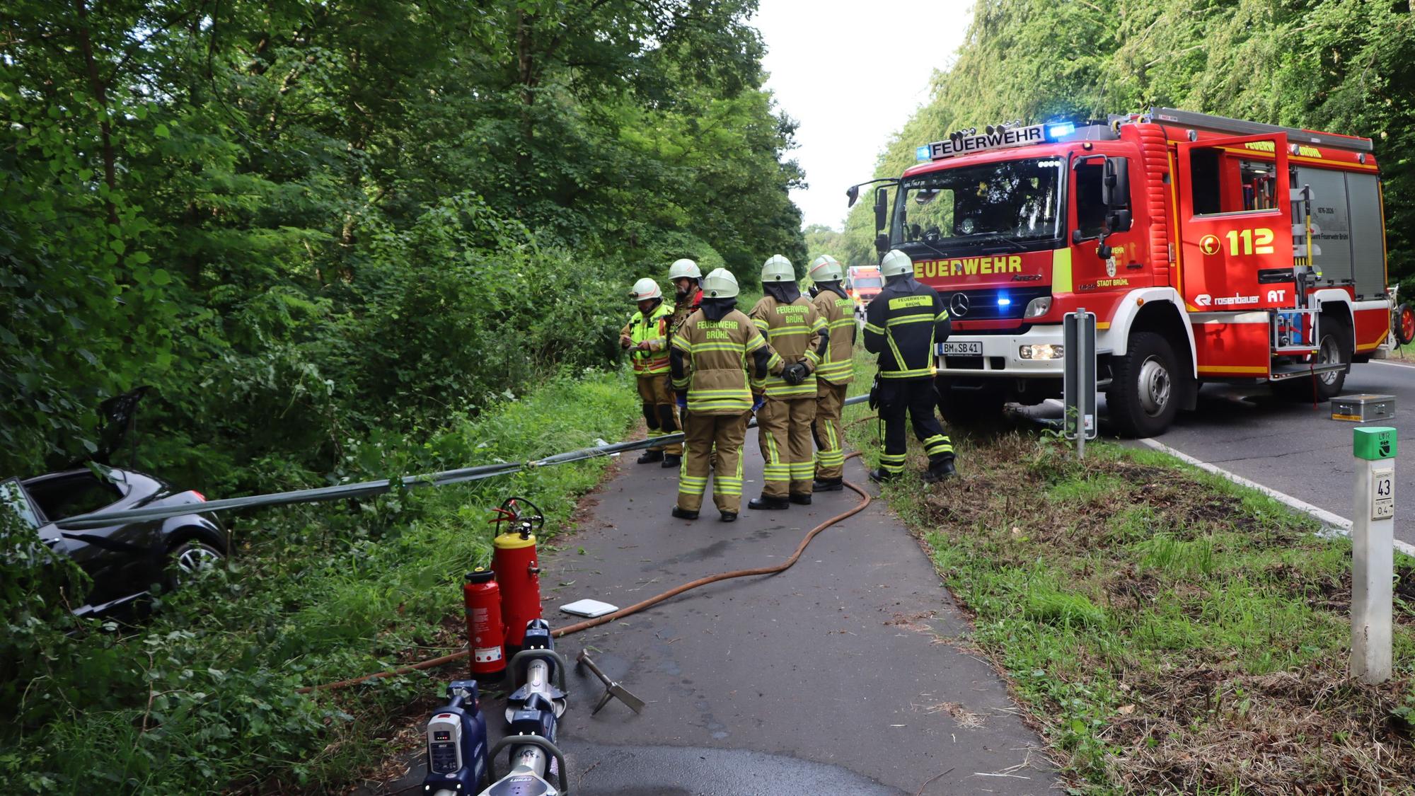 Die Feuerwehr sicherte das Fahrzeug und zog es nach der Rettung aus der Böschung.