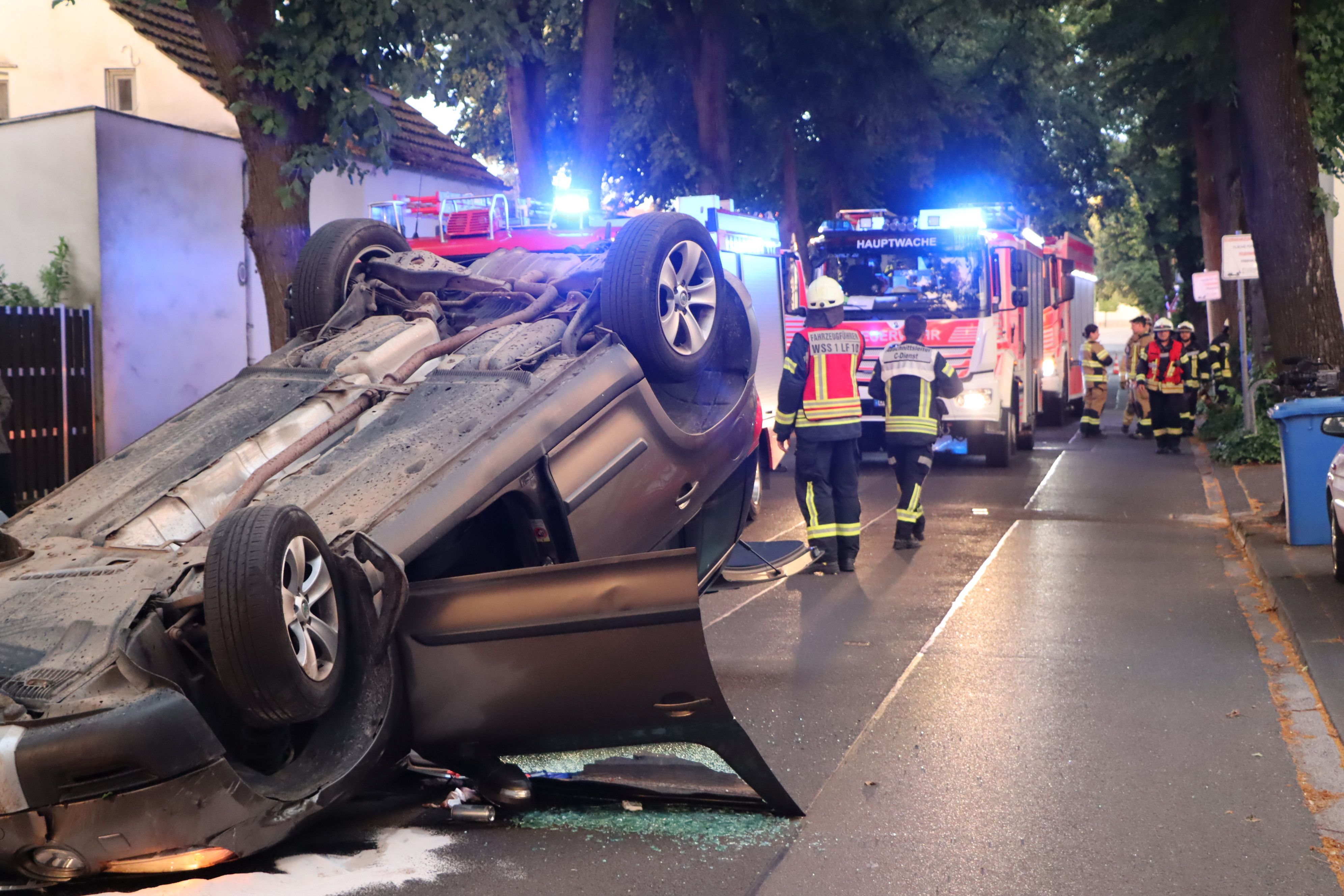 Auf dem Foto ist ein Auto zu sehen, das auf dem Dach liegt.