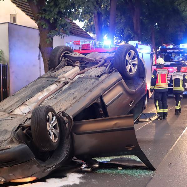 Auf dem Foto ist ein Auto zu sehen, das auf dem Dach liegt.