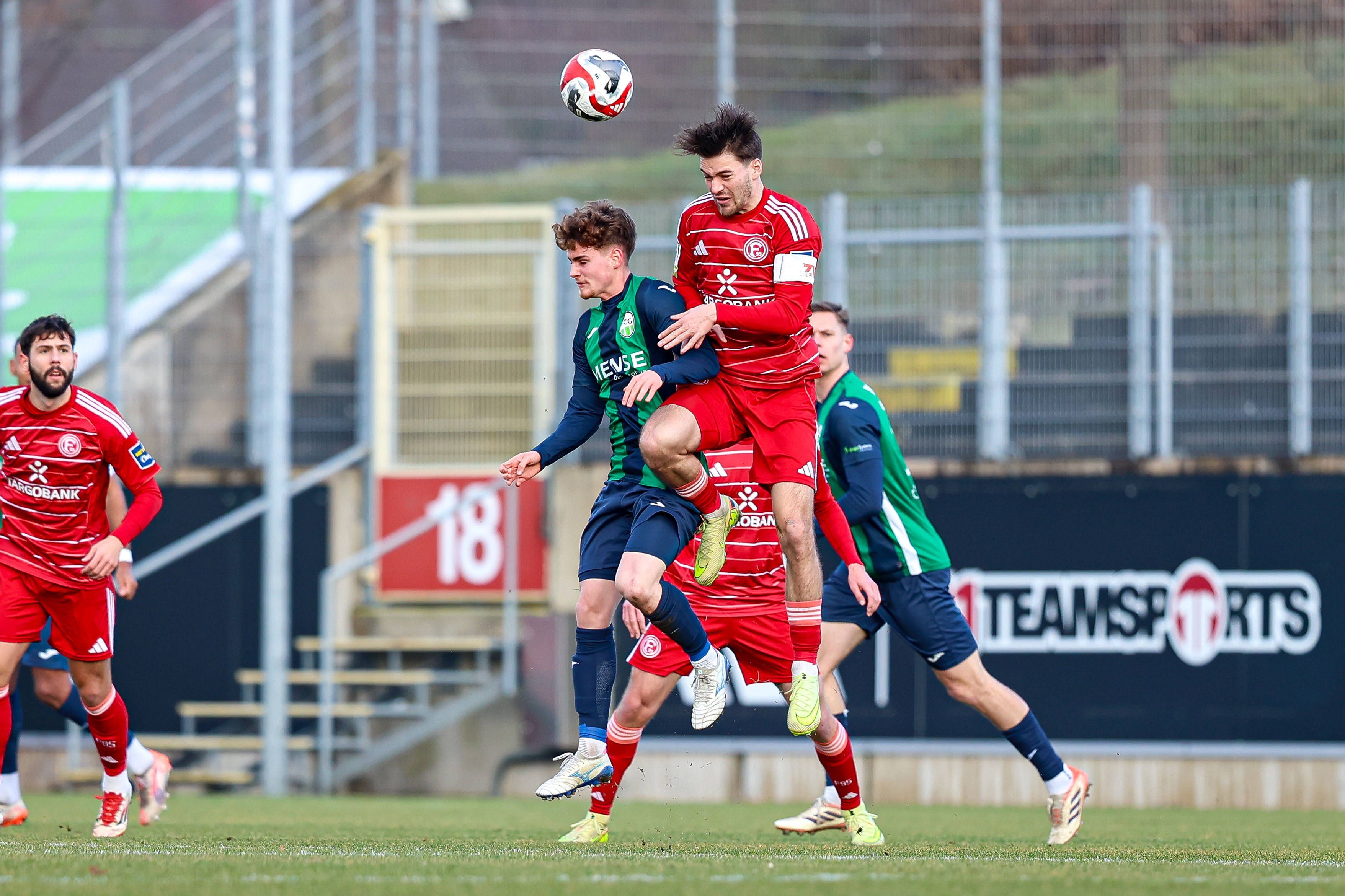 31.01.2026, xKWIx, Fußball, Regionalliga West, Fortuna Düsseldorf II - FC Gütersloh, Paul-Janes-Stadion: Jakob Korte FC Gütersloh 25 im Zweikampf gegen David Savic Fortuna Düsseldorf II 20 Photo: xKamilxWilkowskixPressefotoKochx NRW Deutschland *** 31 01 2026, xKWIx, Football, Regionalliga West, Fortuna Düsseldorf II FC Gütersloh, Paul Janes Stadion Jakob Korte FC Gütersloh 25 in duel against David Savic Fortuna Düsseldorf II 20 Photo xKamilxWilkowskixPressefotoKochx NRW Germany