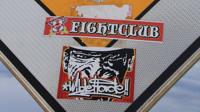 Die Aufkleber tragen die Aufschriften „1. FC Köln“ und „Fightclub“.