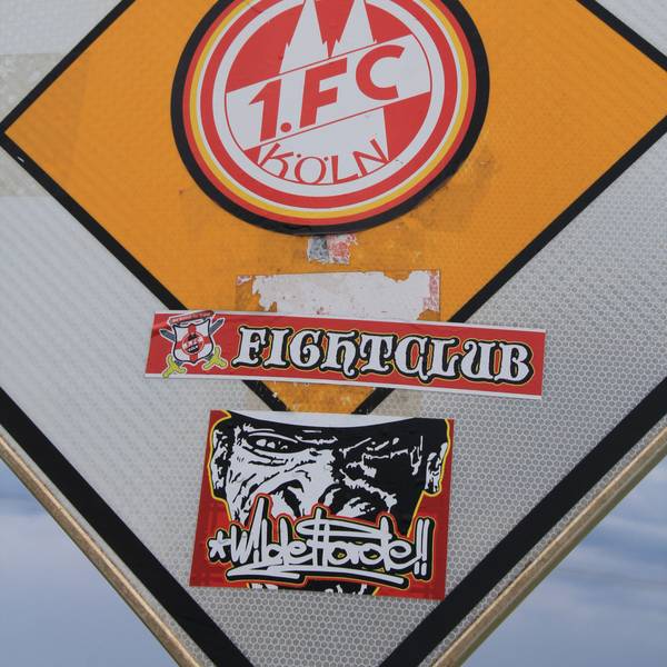 Die Aufkleber tragen die Aufschriften „1. FC Köln“ und „Fightclub“.
