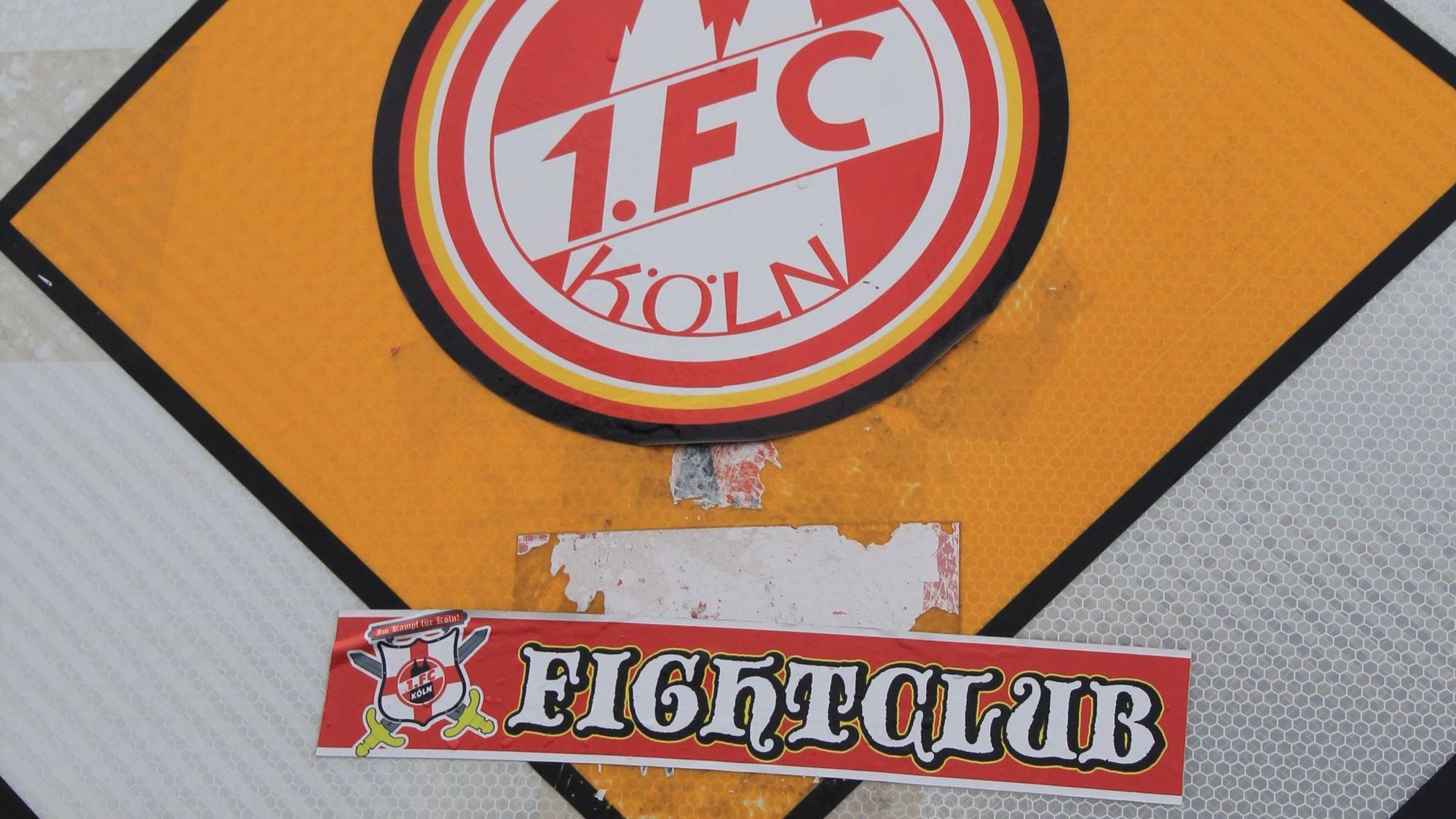 Die Aufkleber tragen die Aufschriften „1. FC Köln“ und „Fightclub“.