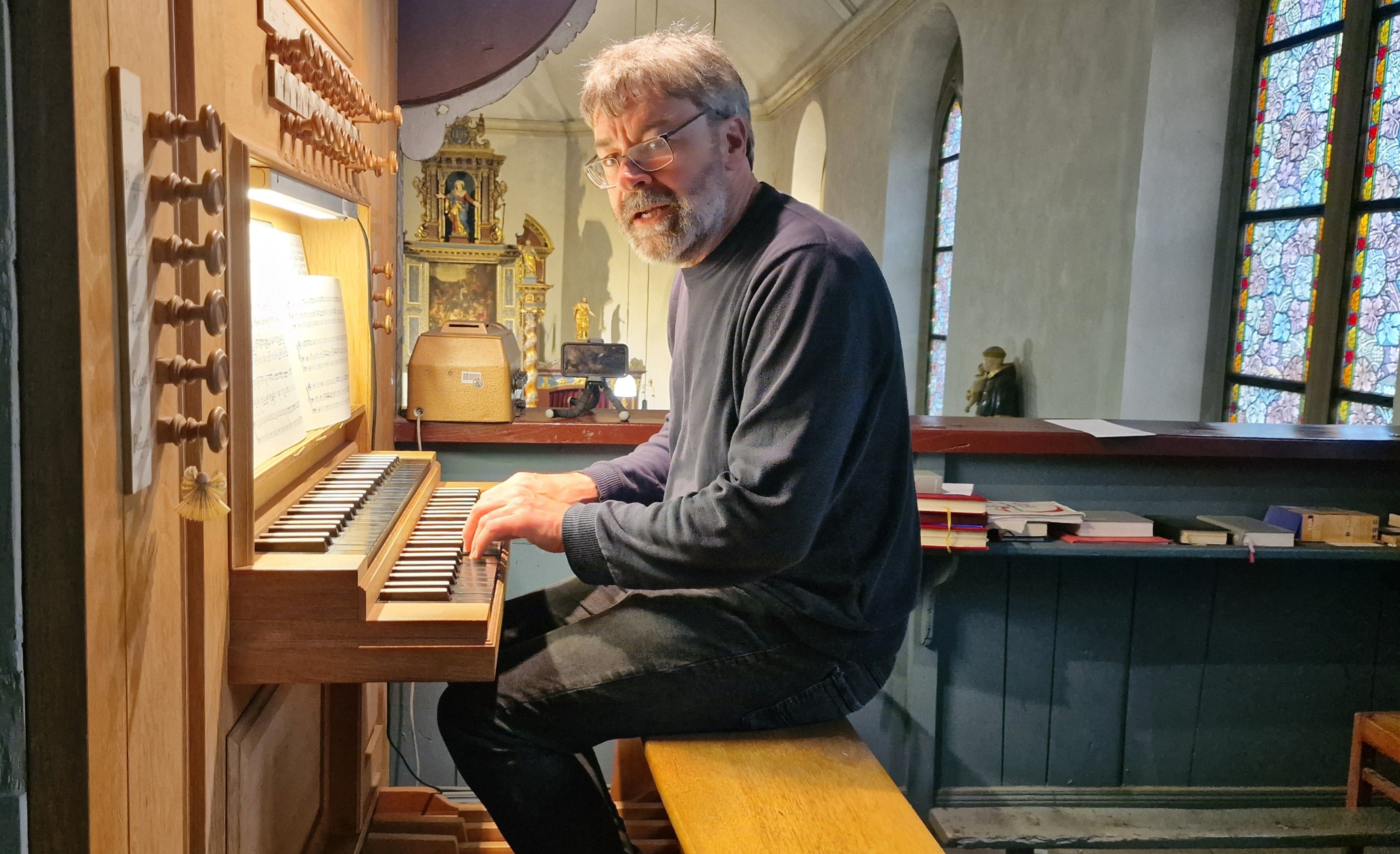 Bernhard Blitsch spielt auf einer 1707 in Westfalen gebauten Orgel