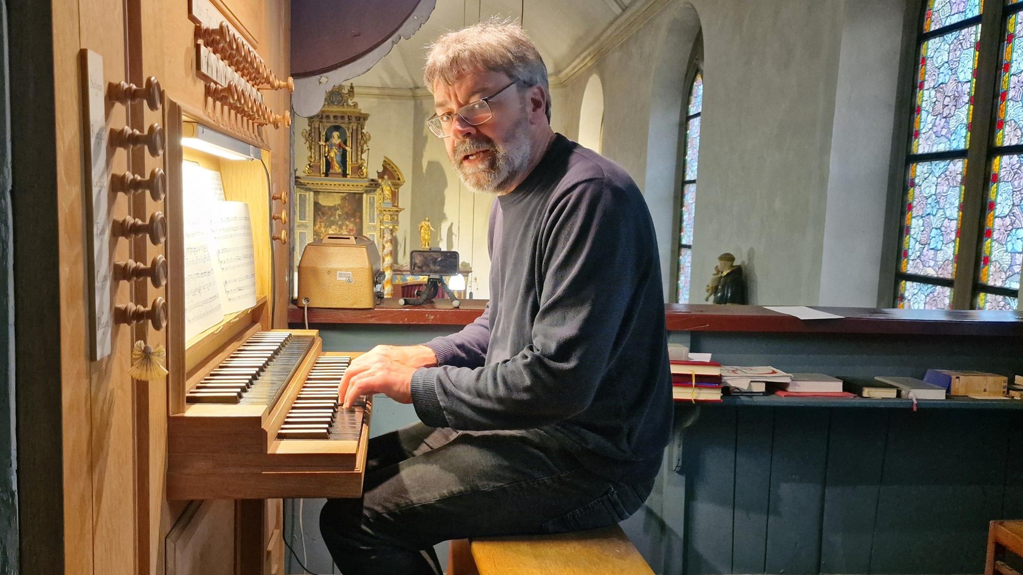 Bernhard Blitsch spielt auf einer 1707 in Westfalen gebauten Orgel