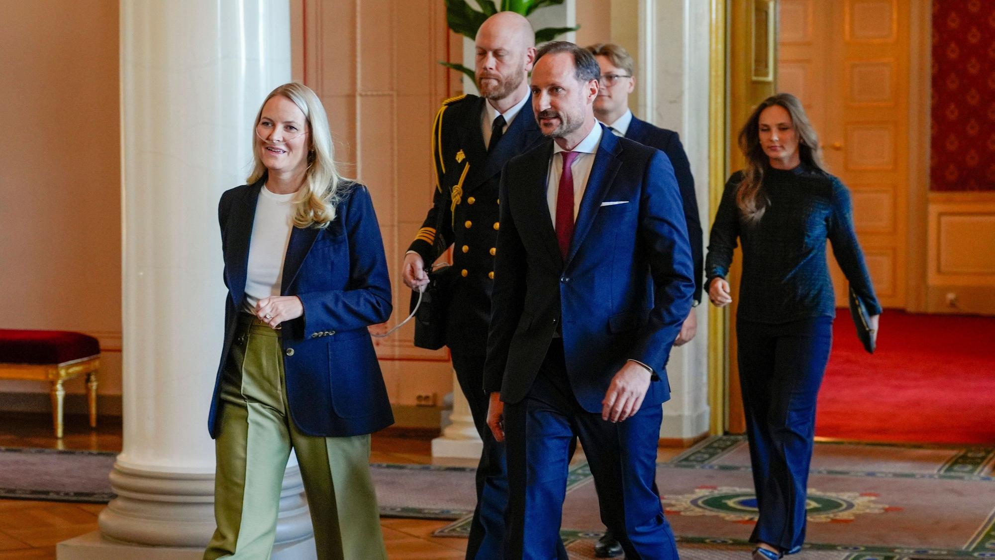 Die norwegische Kronprinzessin Mette-Marit trägt im April 2026 neben Kronprinz Haakon (vorn, r) zum ersten Mal ein Sauerstoffgerät zu einem offiziellen Termin bei einem Empfang für die norwegischen Athleten der Paralympics in Mailand und Cortina 2026.