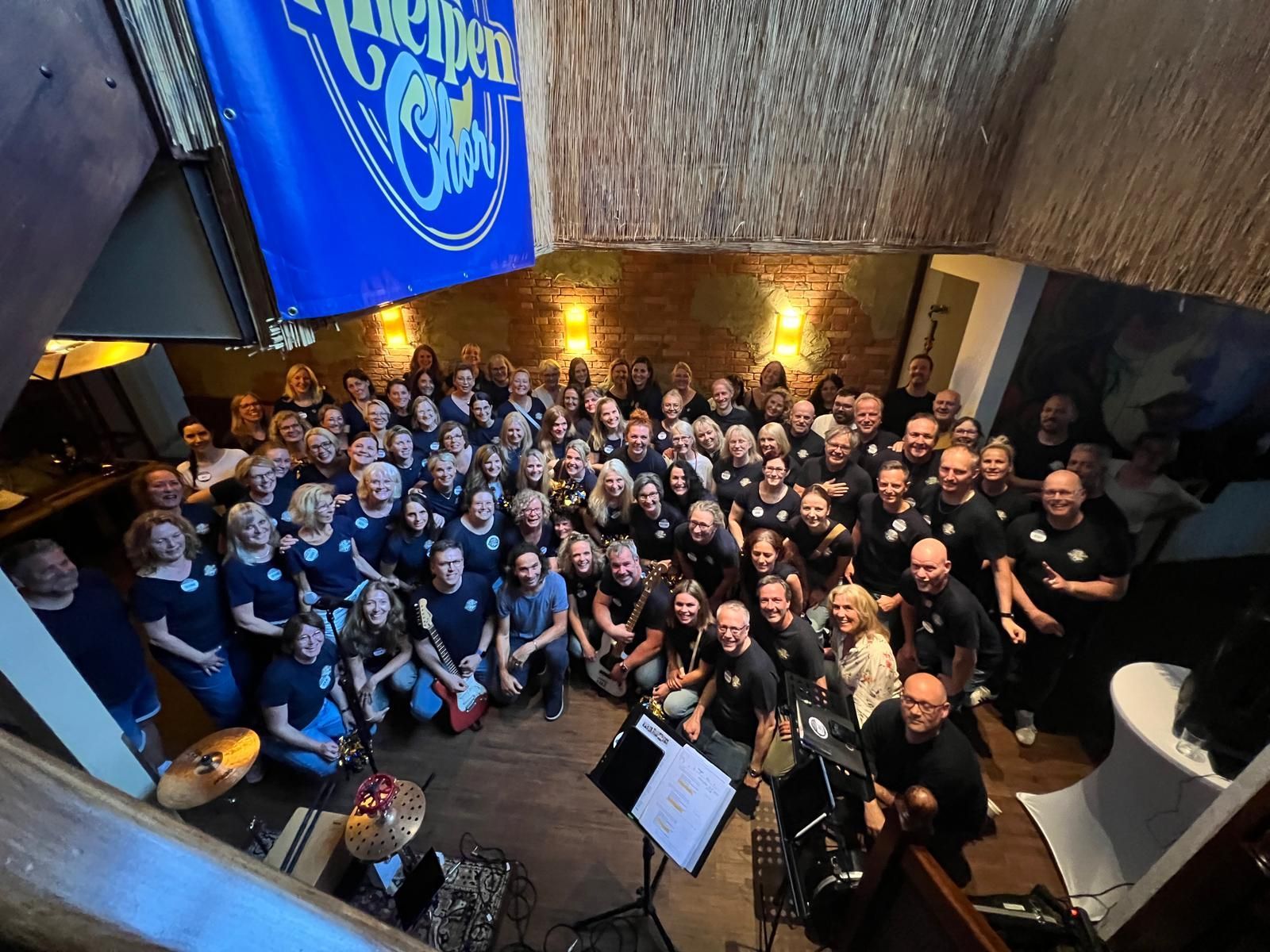 Gruppenbild Overather Kneipenchor mit Stephan Brings.