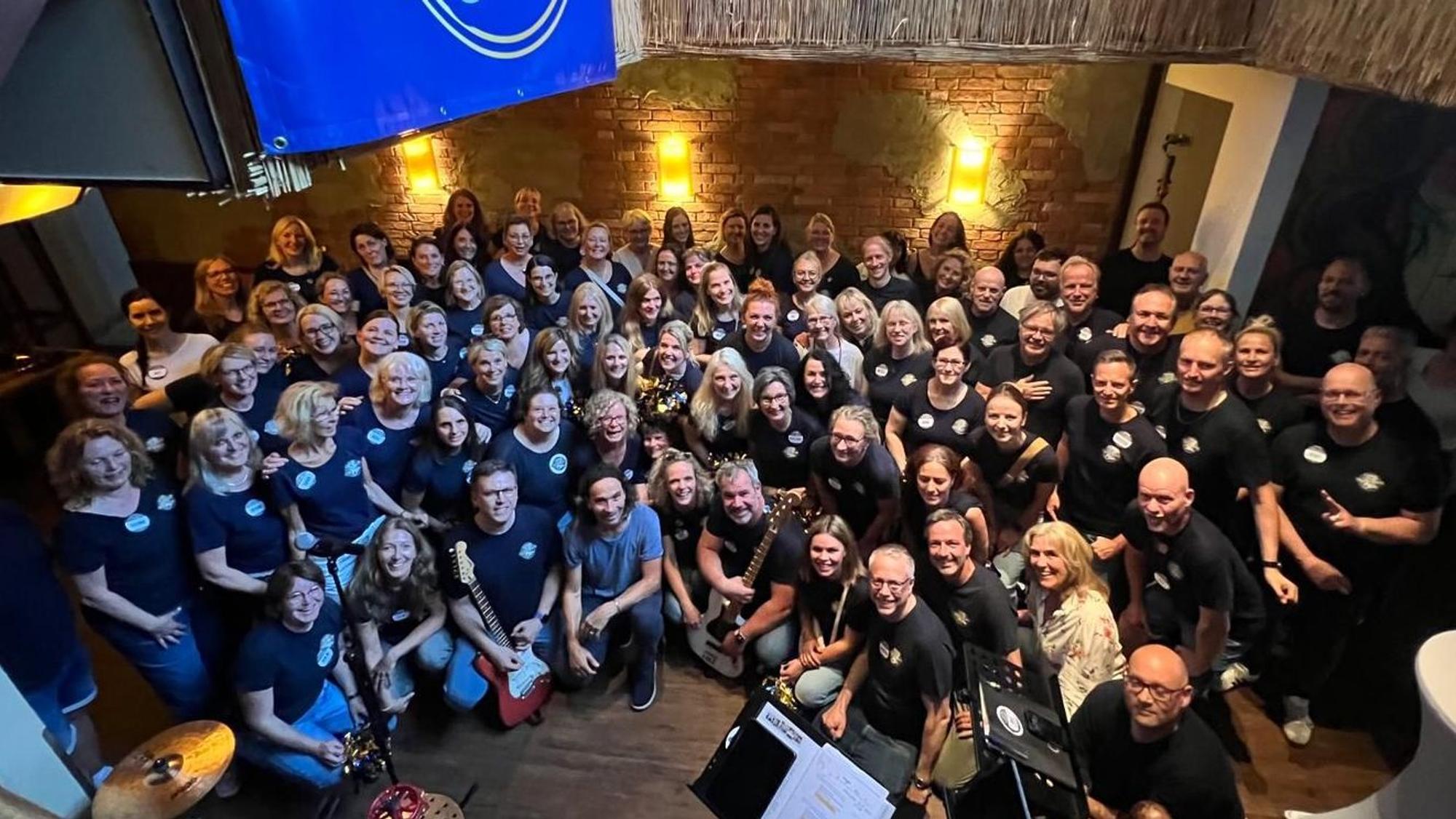 Gruppenbild Overather Kneipenchor mit Stephan Brings.