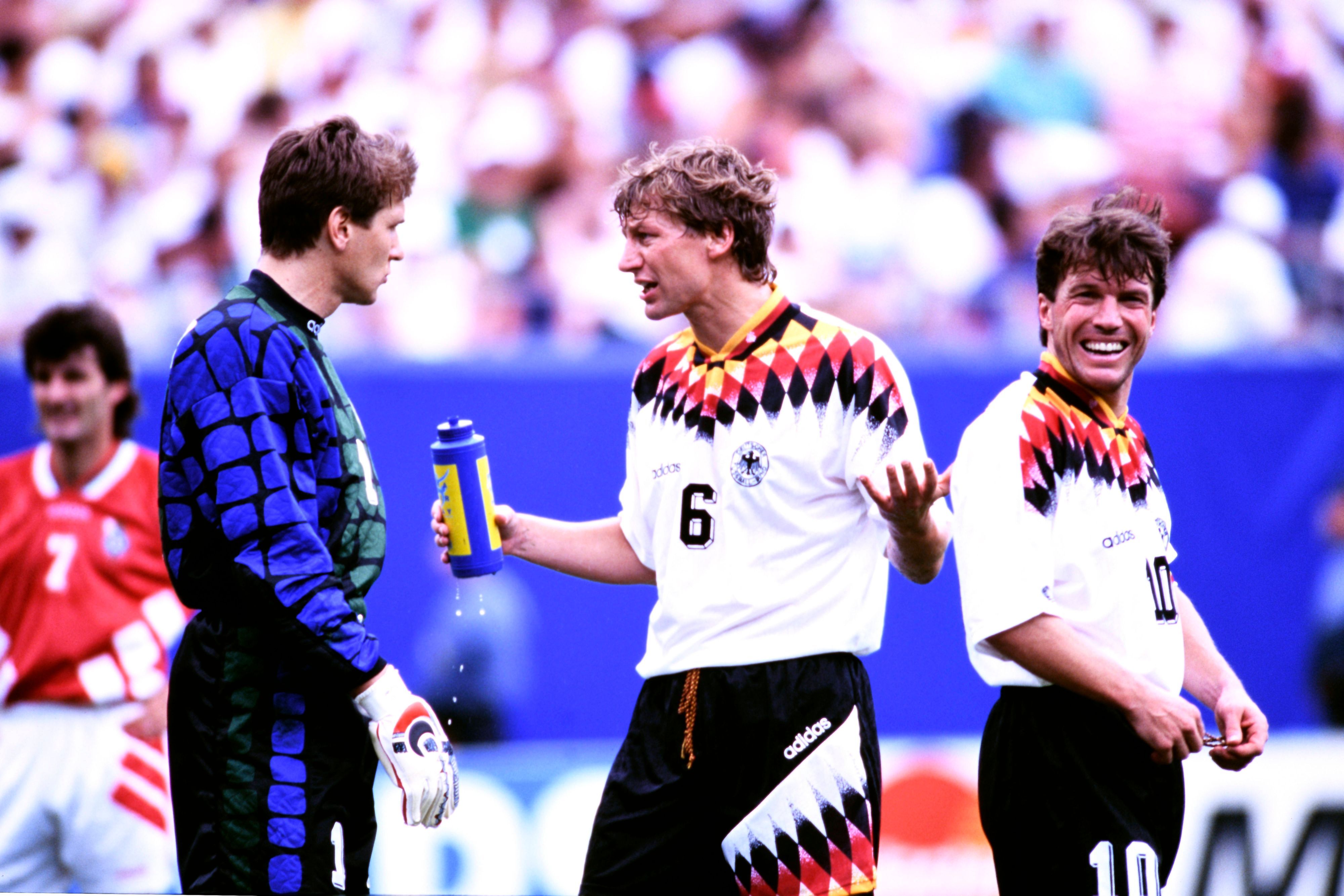 BUCHWALD Guido Team Deutschland mit Torwart ILLGNER Bodo und MATTHAEUS Lothar FIFA Fussball Weltmeisterschaften 1994 in USA Spiel Viertelfinale Bulgarien - Deutschland 2 : 1 am 10.Juli 1994 in New Jersey *** BUCHWALD Guido Team Germany with goalkeeper ILLGNER Bodo and MATTHAEUS Lothar FIFA World Cup 1994 in USA match quarterfinal Bulgaria Germany 2 1 on July 10, 1994 in New Jersey Copyright: xLacixPerenyix