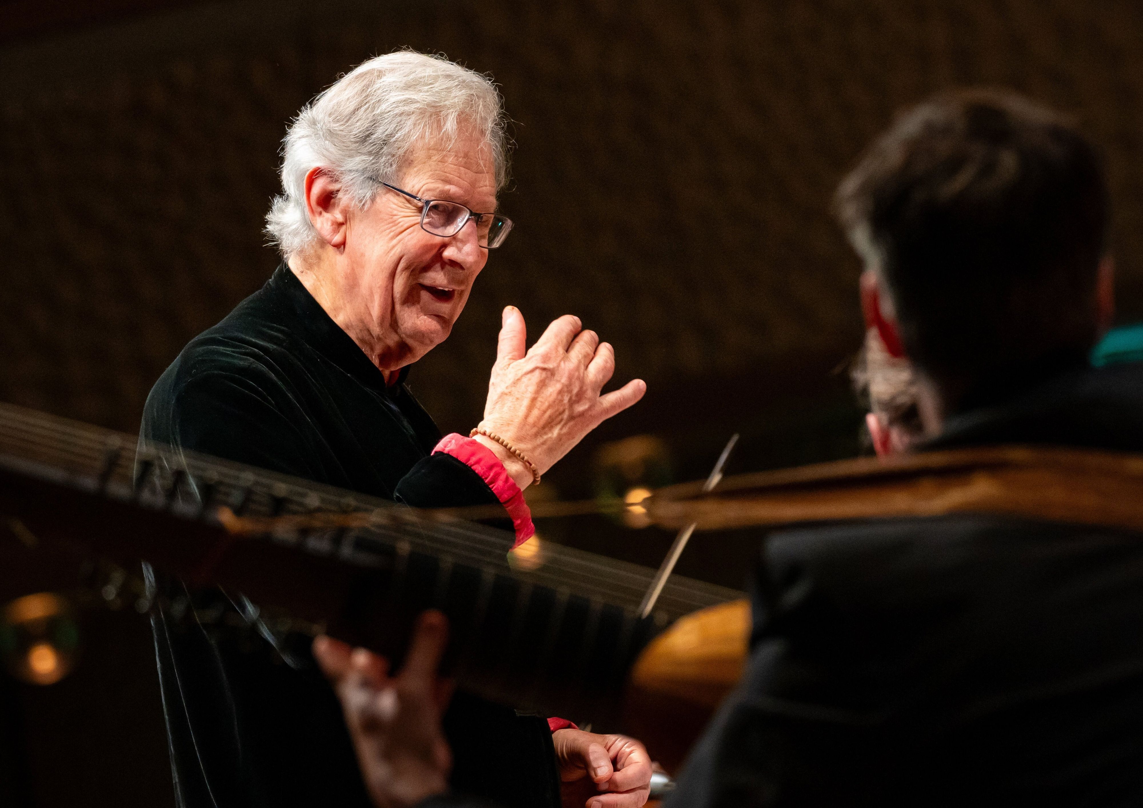 Der Dirigent Sir John Eliot Gardiner dirigiert auf der Bühne im großen Saal. Gardiner tritt zum ersten Mal mit seinem neuen Chor in der Elbphilharmonie auf.
