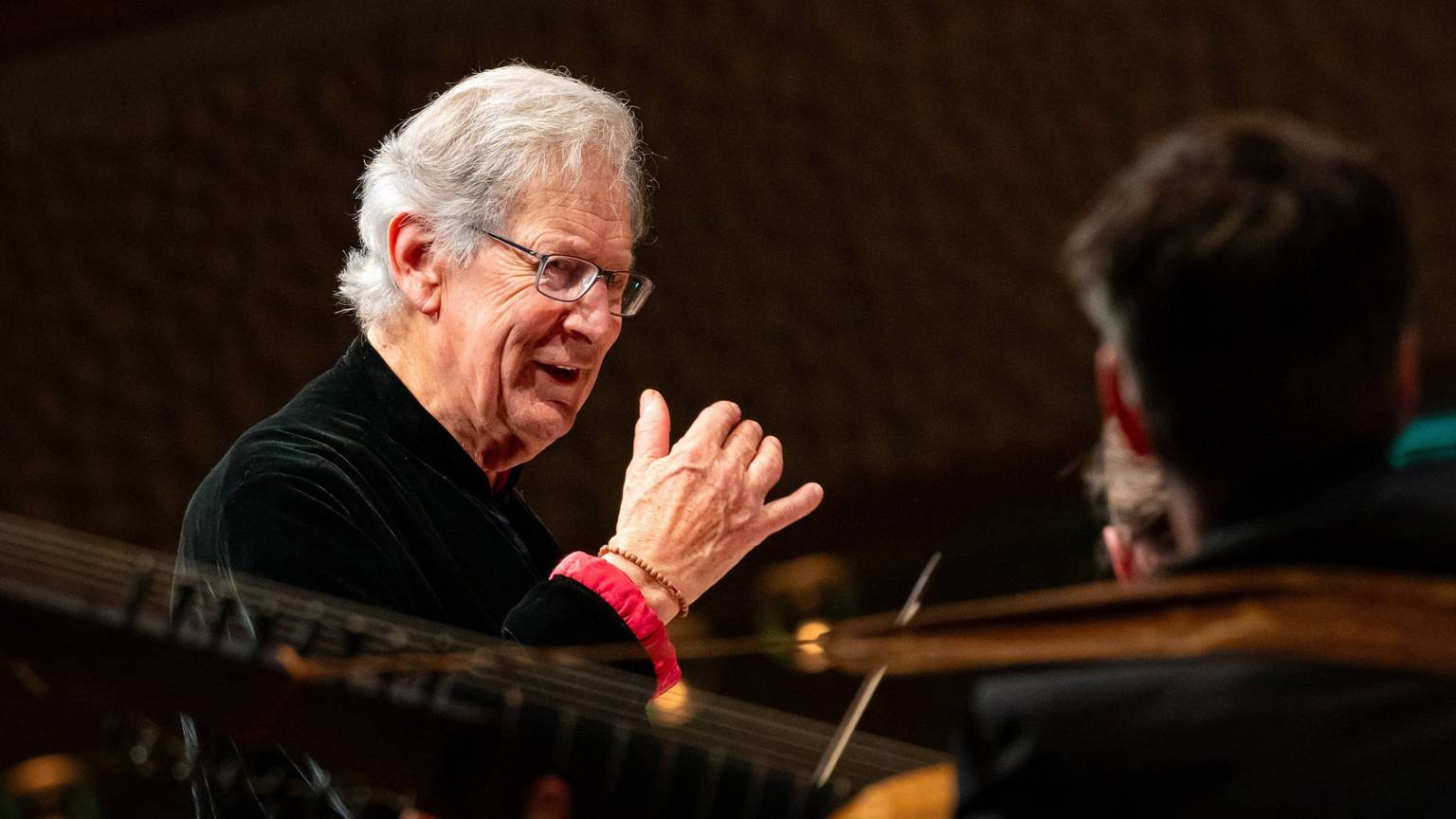 Der Dirigent Sir John Eliot Gardiner dirigiert auf der Bühne im großen Saal. Gardiner tritt zum ersten Mal mit seinem neuen Chor in der Elbphilharmonie auf.