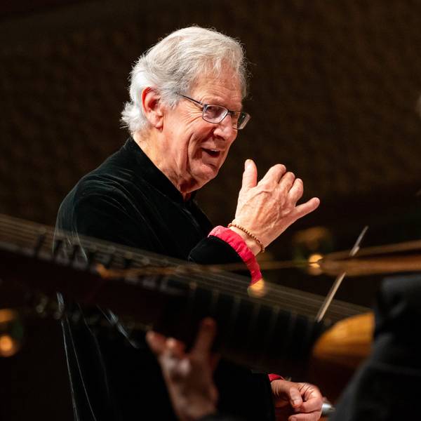 Der Dirigent Sir John Eliot Gardiner dirigiert auf der Bühne im großen Saal. Gardiner tritt zum ersten Mal mit seinem neuen Chor in der Elbphilharmonie auf.