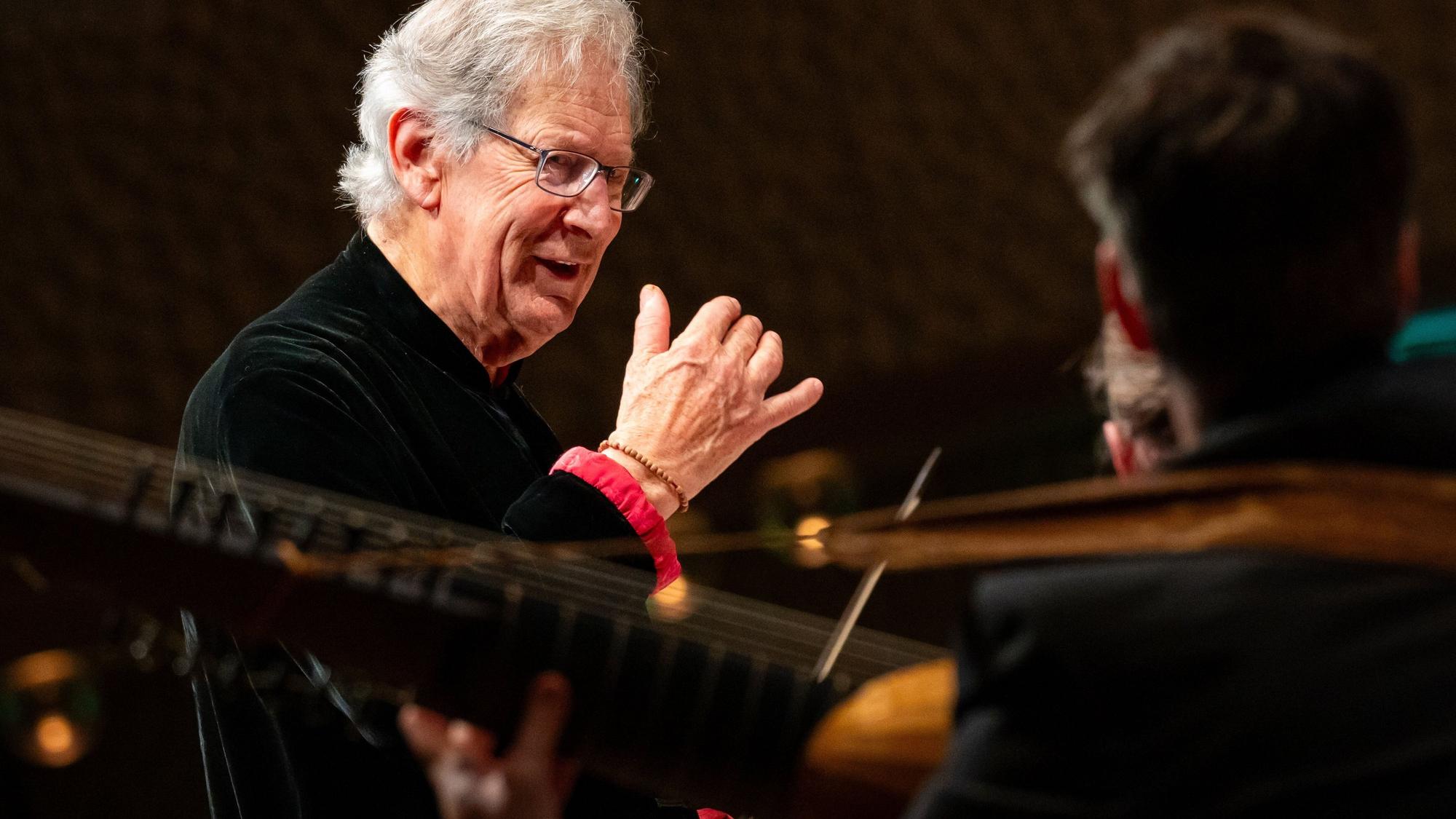 Der Dirigent Sir John Eliot Gardiner dirigiert auf der Bühne im großen Saal.