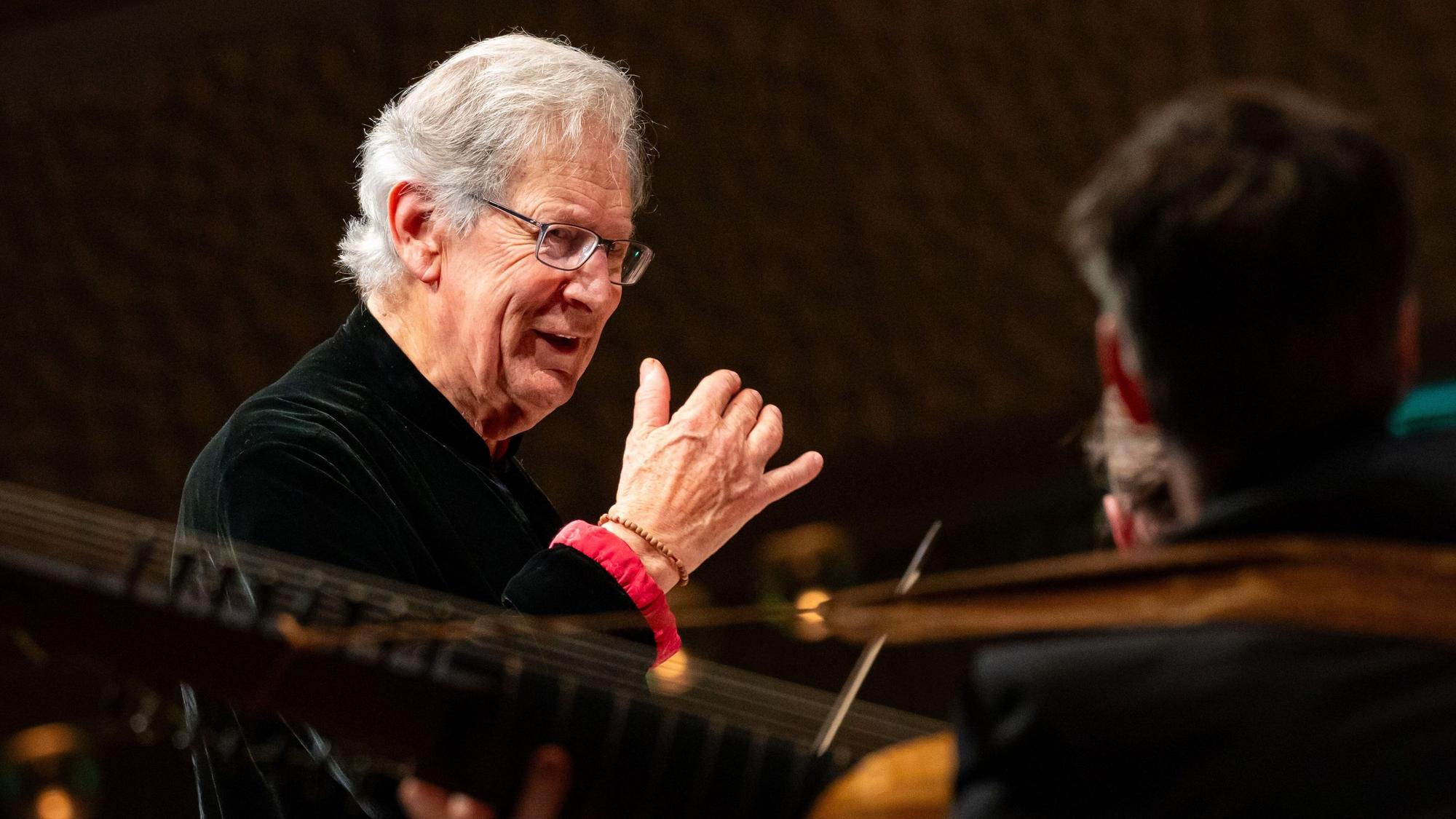 Der Dirigent Sir John Eliot Gardiner dirigiert auf der Bühne im großen Saal. Gardiner tritt zum ersten Mal mit seinem neuen Chor in der Elbphilharmonie auf.