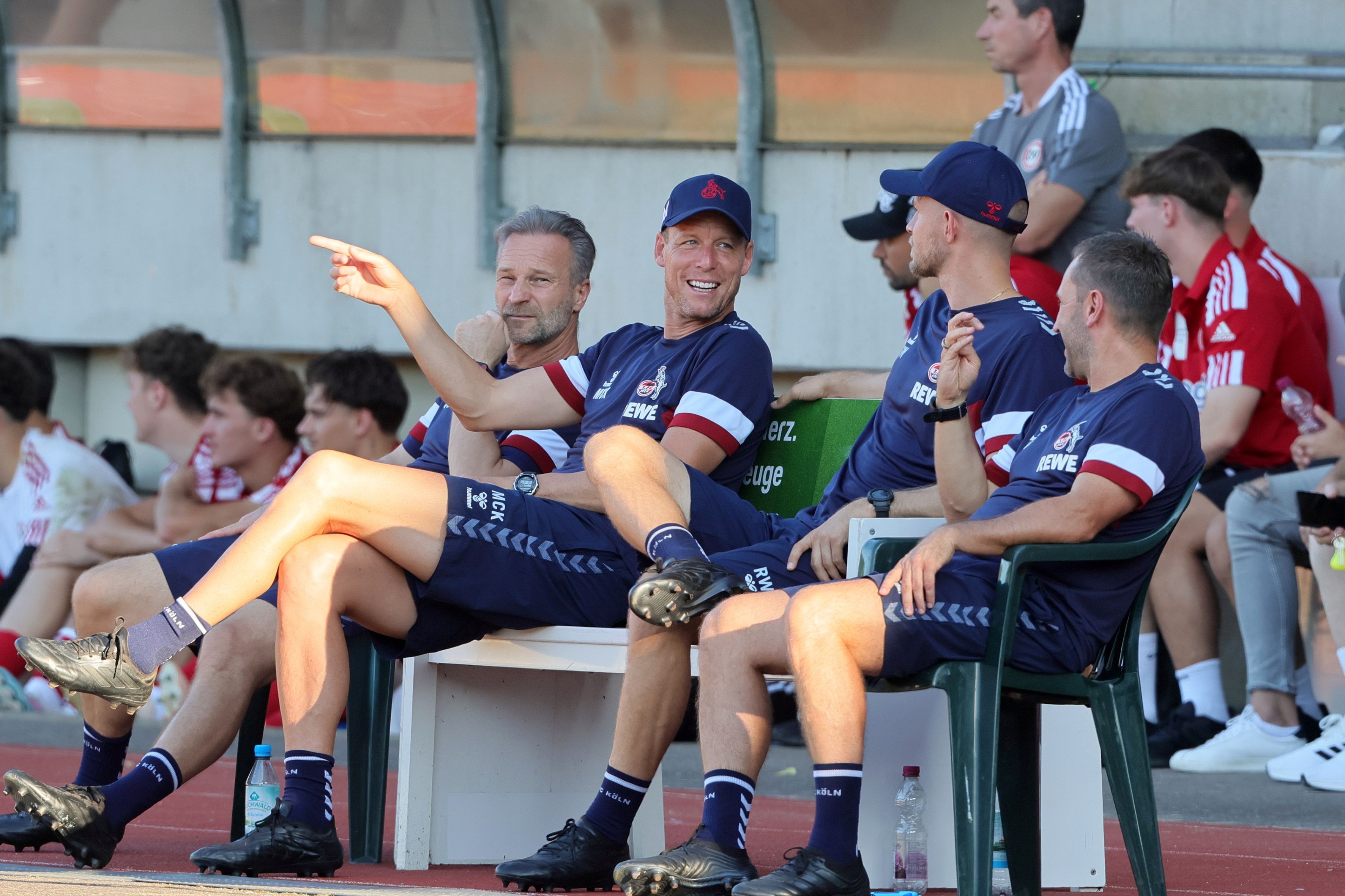 Kevin McKenna, René Wagner, Andre Pawlak und Uwe Gospodarek am Spielfeldrand