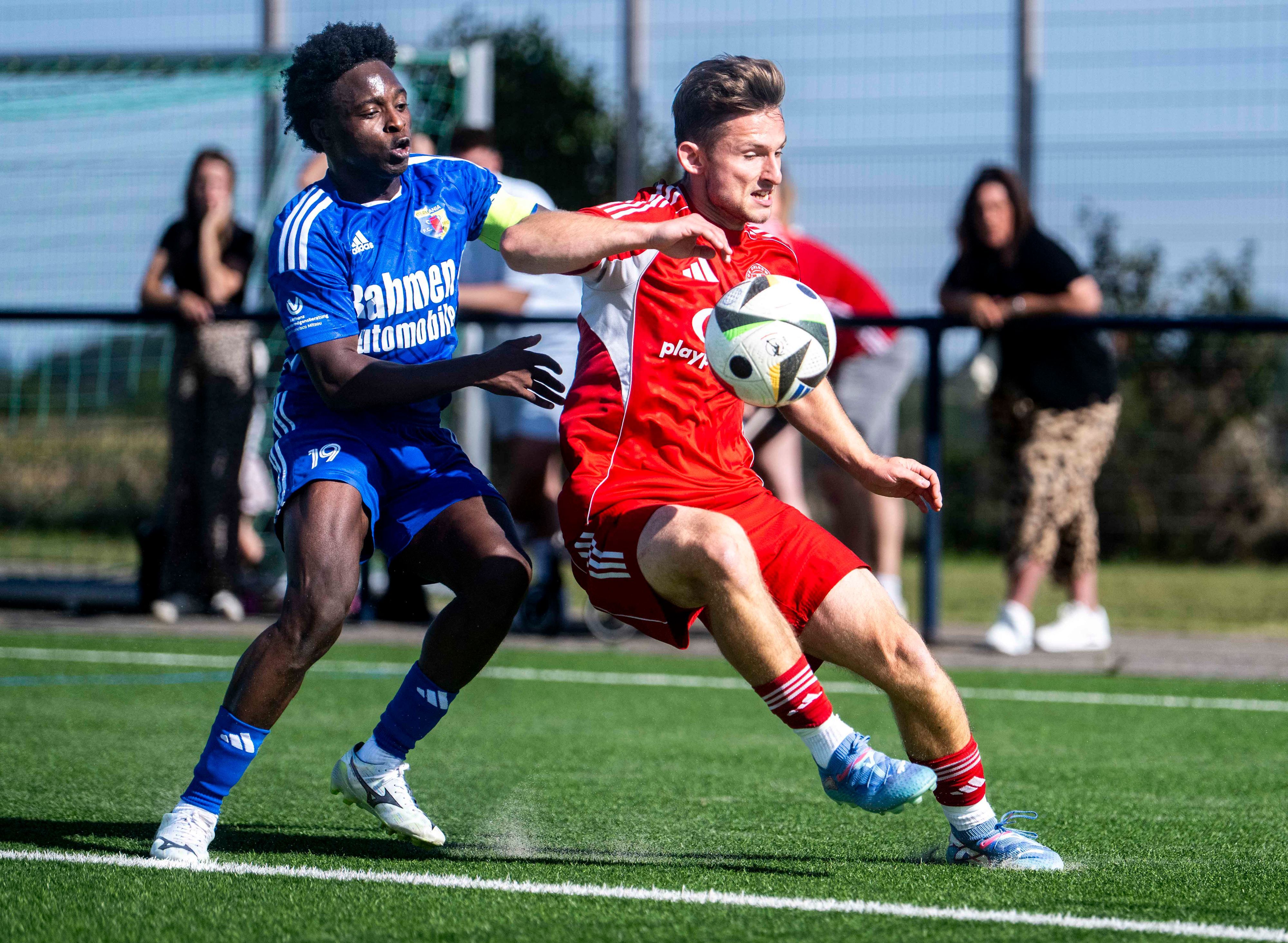 Zülpichs Devin Nickisch nimmt einen Ball in Brusthöhe an. Hinter ihm ist ein Spieler von Teveren.