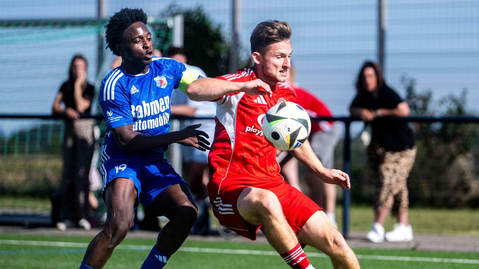 Zülpichs Devin Nickisch nimmt einen Ball in Brusthöhe an. Hinter ihm ist ein Spieler von Teveren.