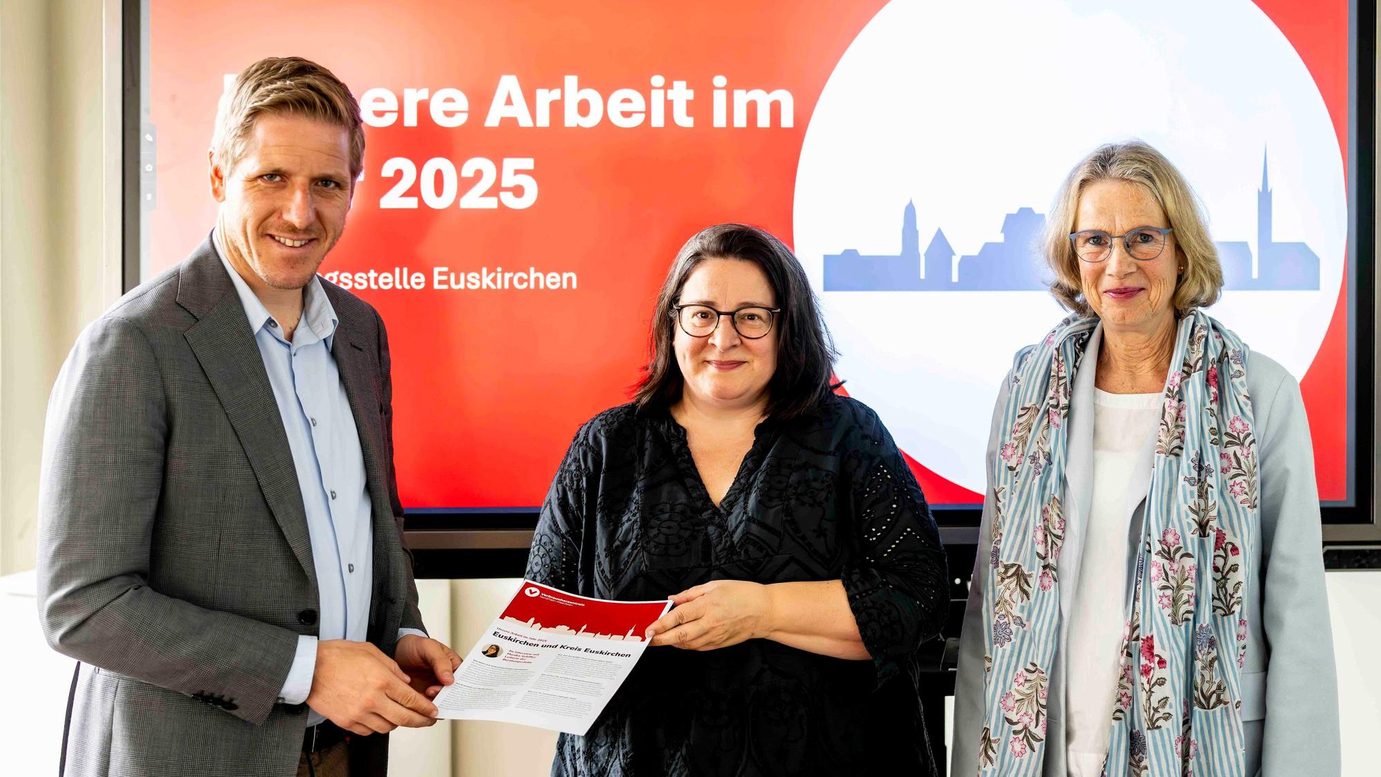 Das Bild zeigt Landrat Markus Ramers (v.l.), Verbraucherzentralen-Chefin Monika Schiffer und Regionalleiterin Beate Fackeldey.