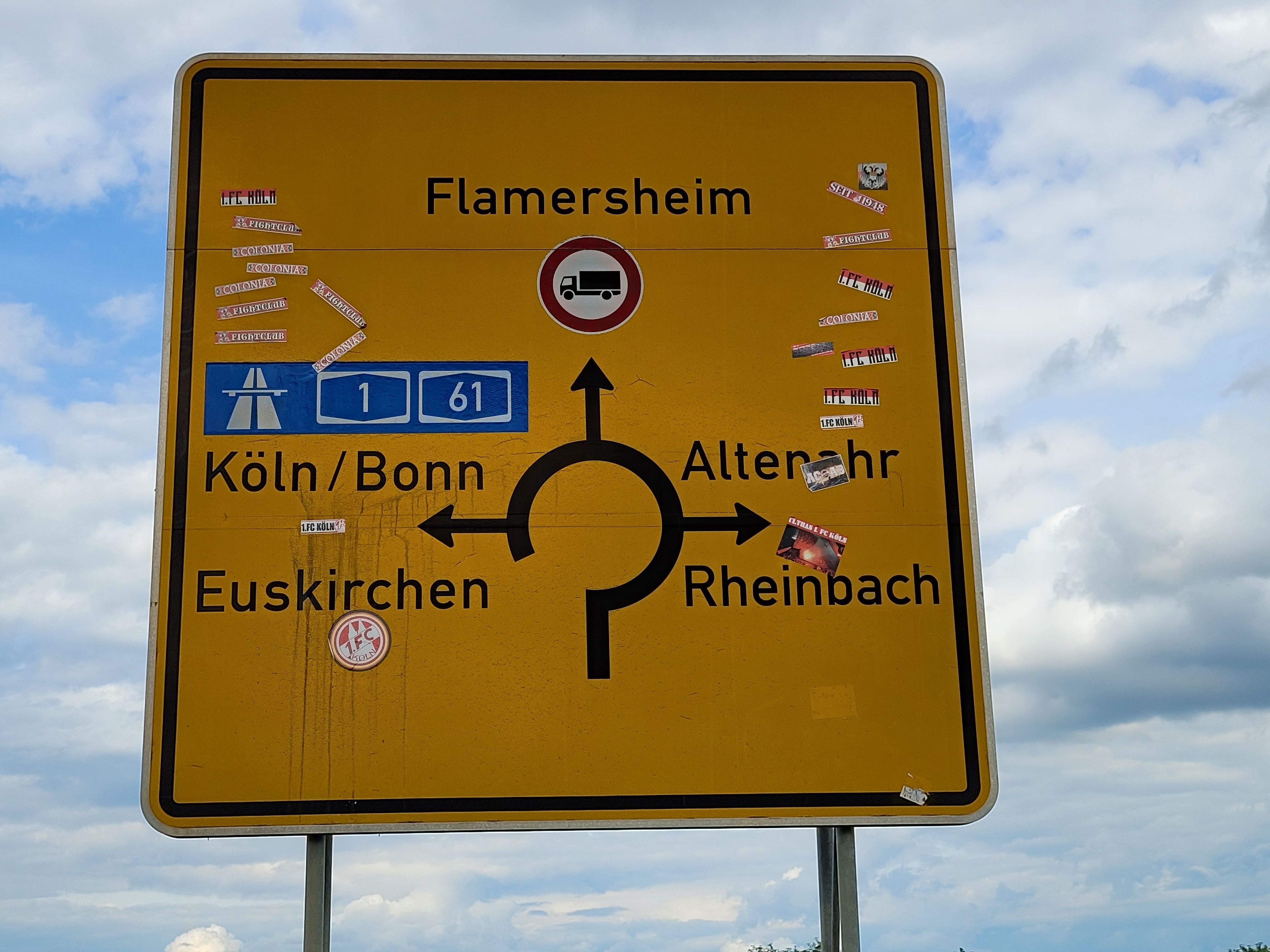Auf dem Schild kleben mehr als 20 Sticker.