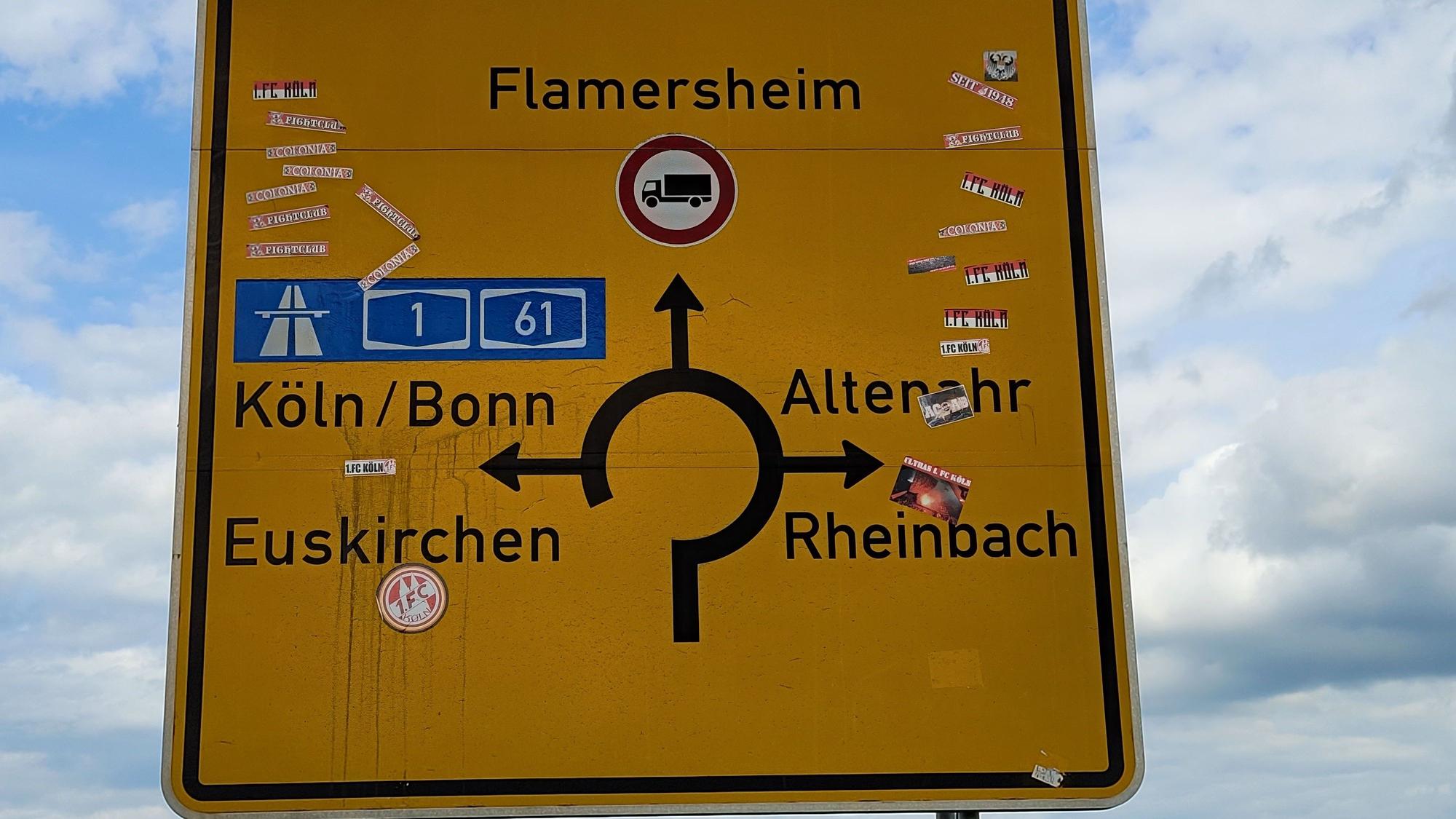 Auf dem Schild kleben mehr als 20 Sticker.