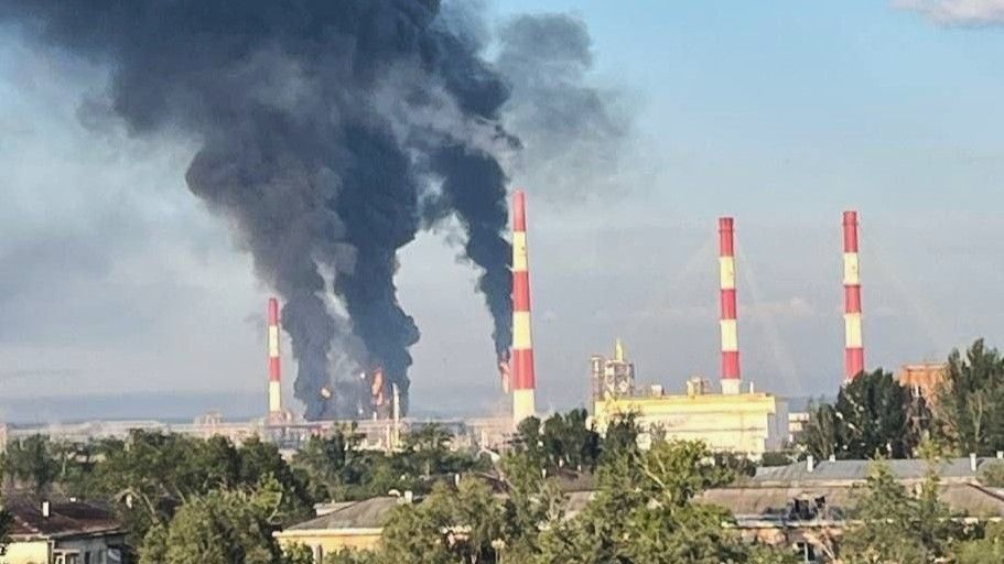 Ein Screenshot aus einem in den sozialen Netzwerken kursierenden Video soll Rauchsäulen über einer russischen Raffinerie in Samara zeigen.