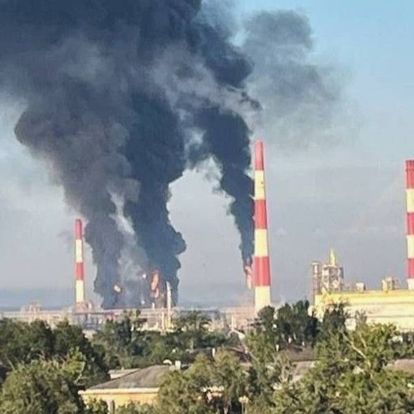 Ein Screenshot aus einem in den sozialen Netzwerken kursierenden Video soll Rauchsäulen über einer russischen Raffinerie in Samara zeigen.
