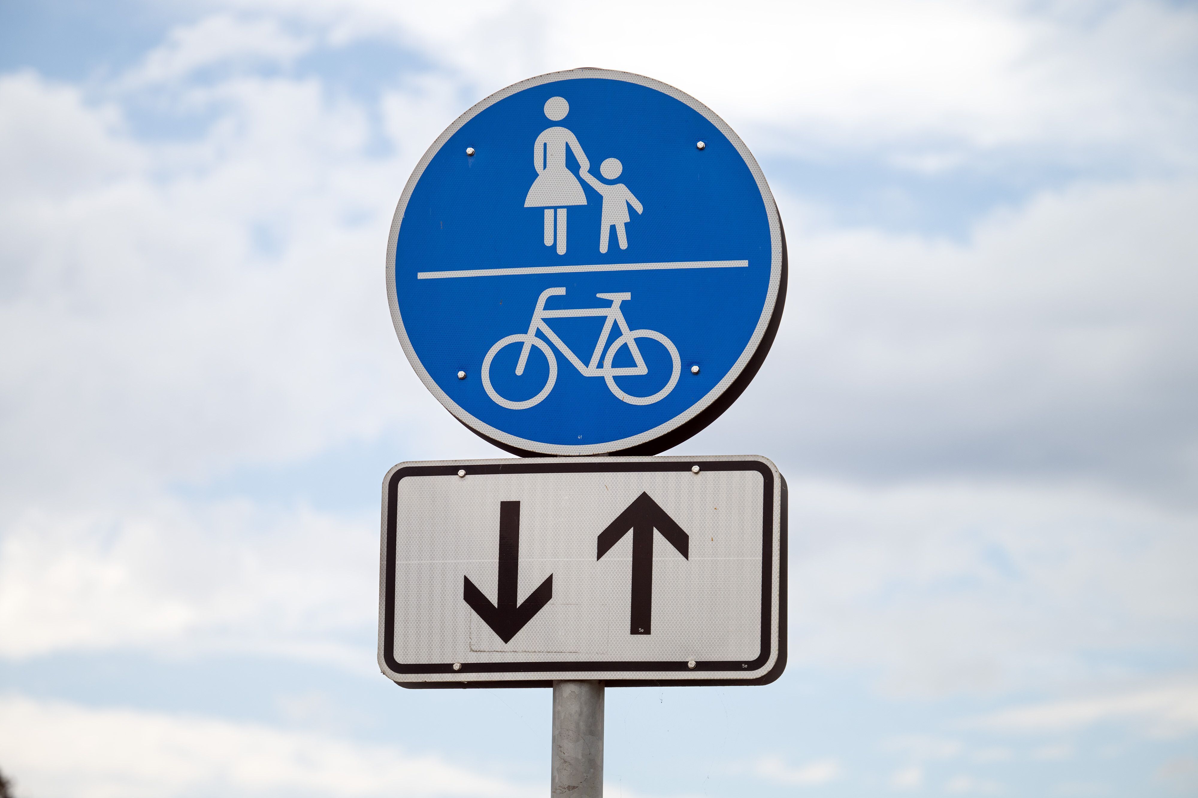 Das Bild zeigt ein Fuß- und Radverkehrsschild.