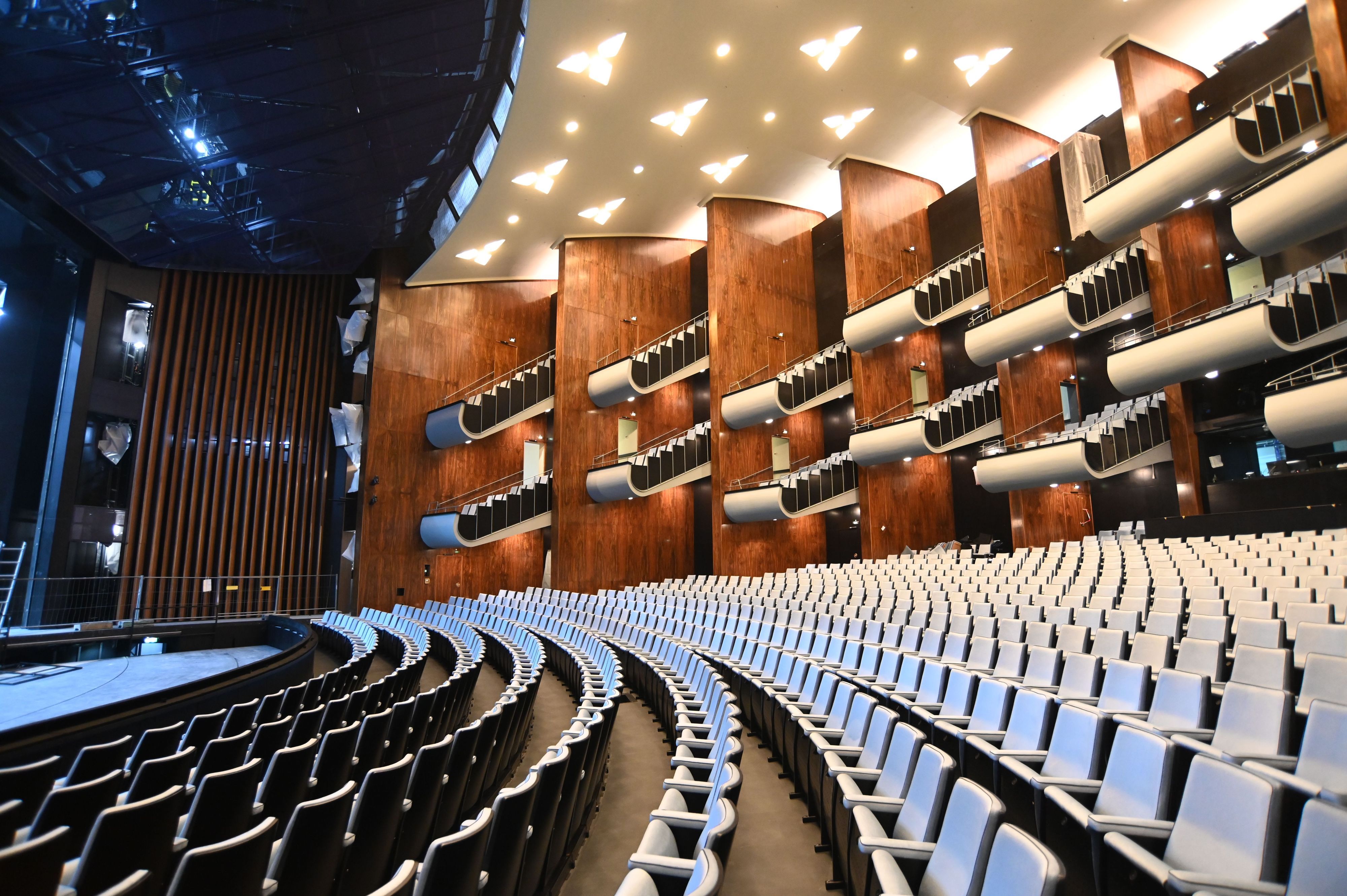 Sitzreihen im sanierten Opernhaus von Oper, Schauspiel und Tanz Köln