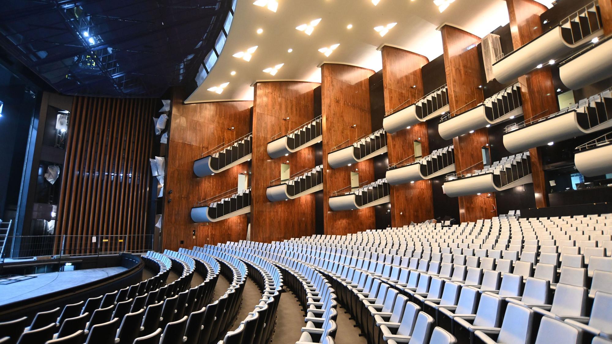 Sitzreihen im sanierten Opernhaus von Oper, Schauspiel und Tanz Köln