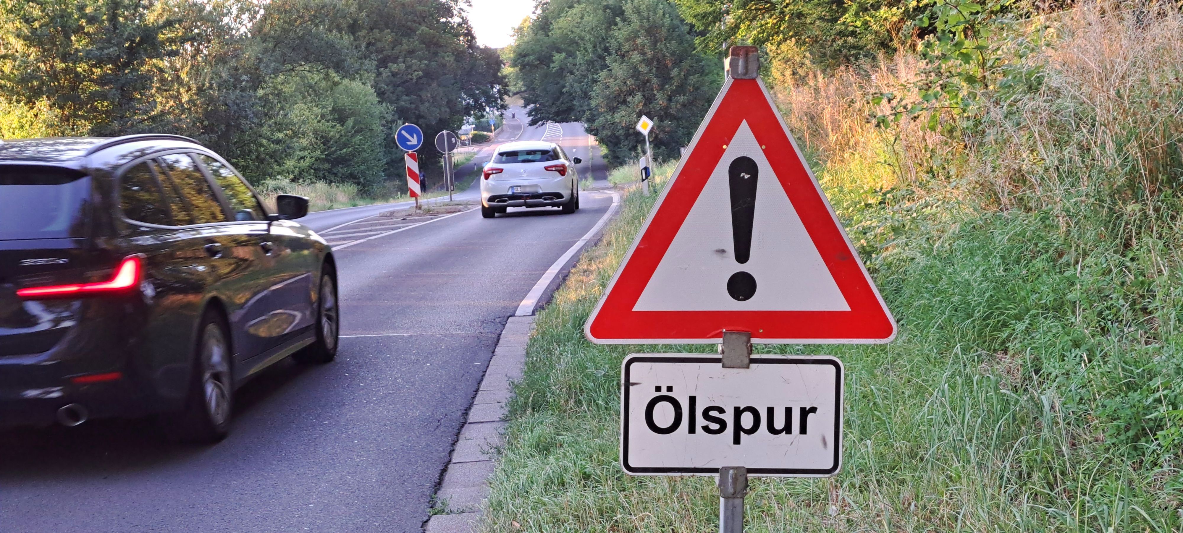 Ein Schild weist auf eine Ölspur hin. (Symbolbild)