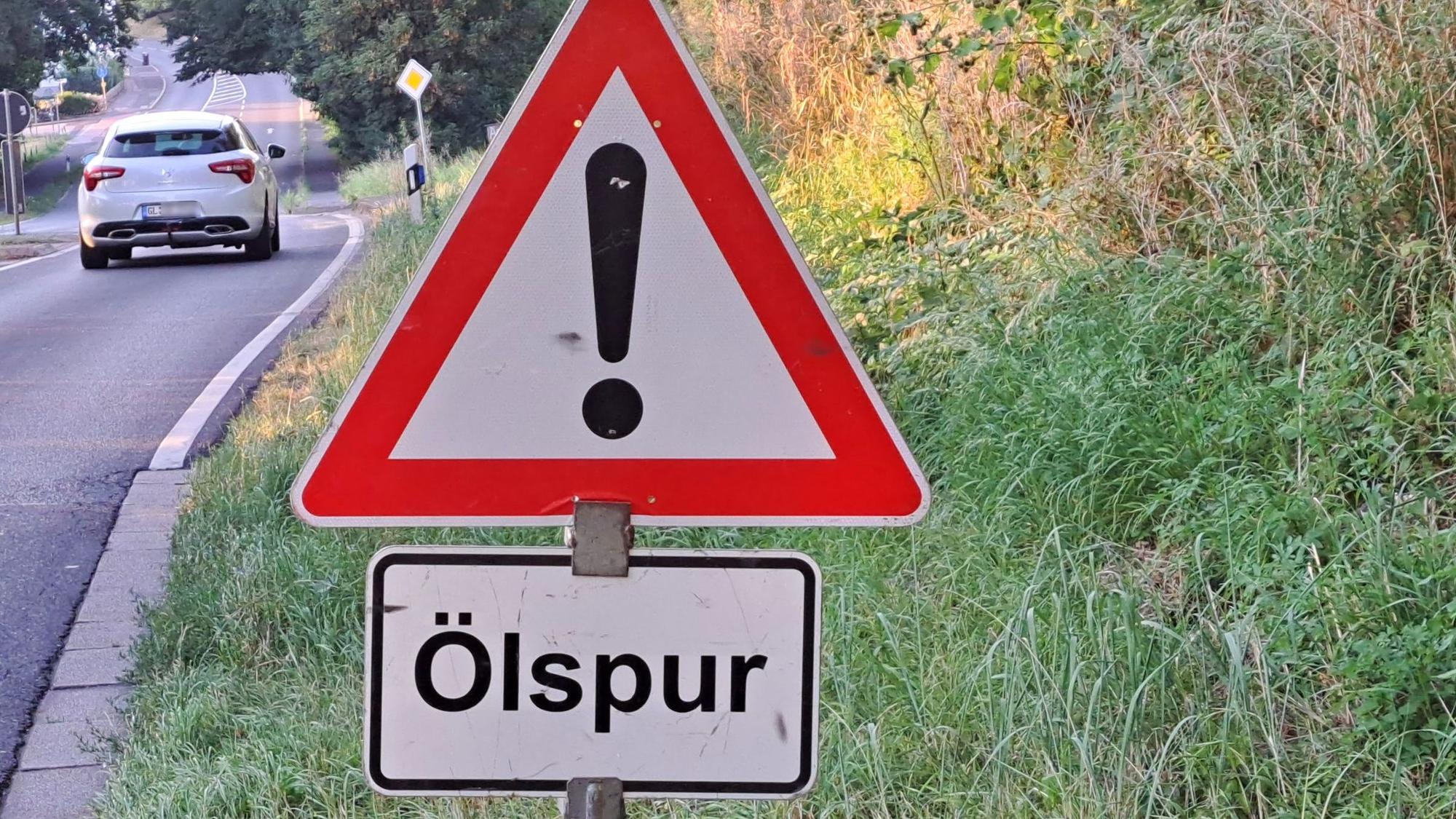Ein Schild weist auf eine Ölspur hin. (Symbolbild)