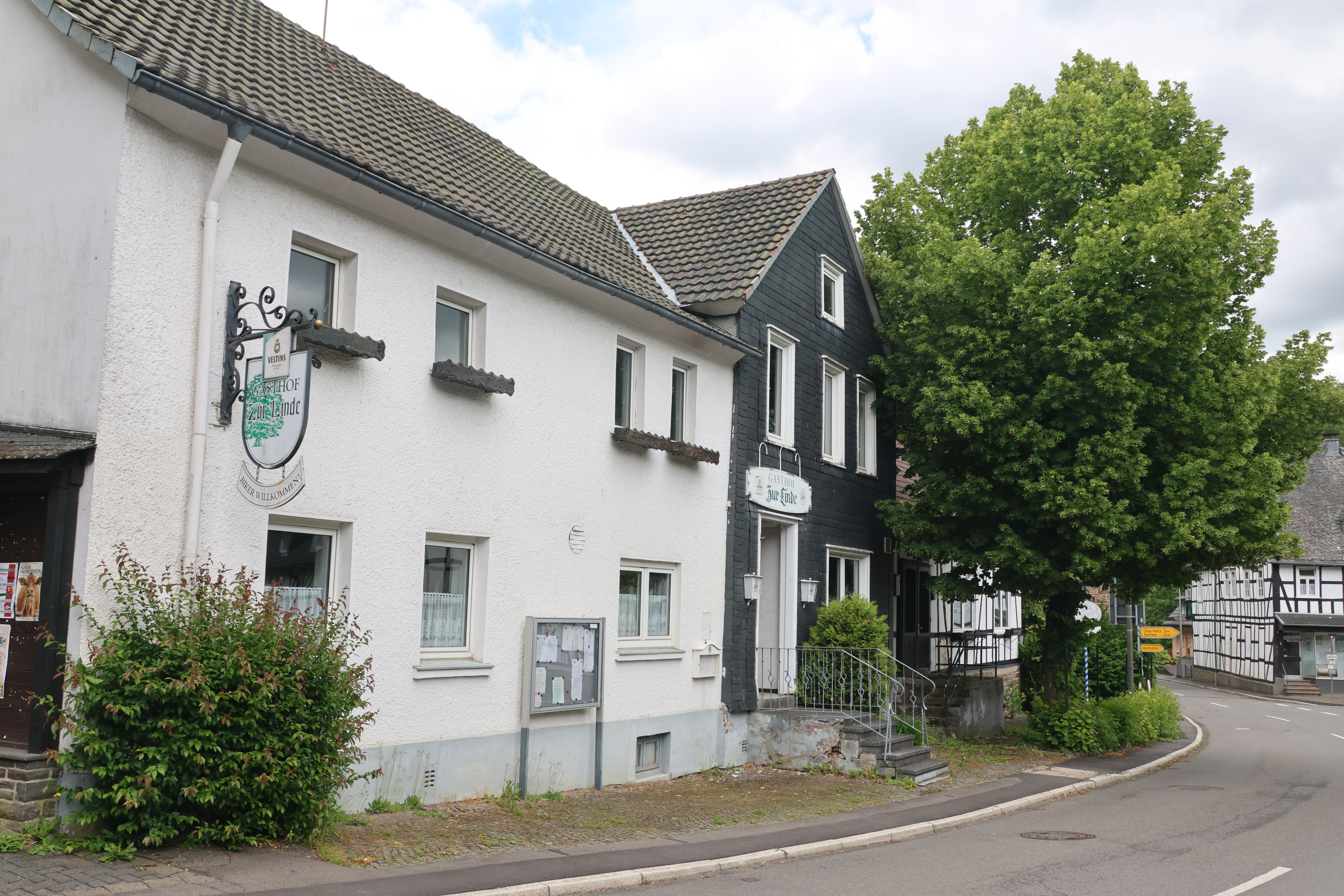 Das Foto zeigt den ehemaligen Gasthof zur Linde in Holpe, der teil der Überlegungen ist.