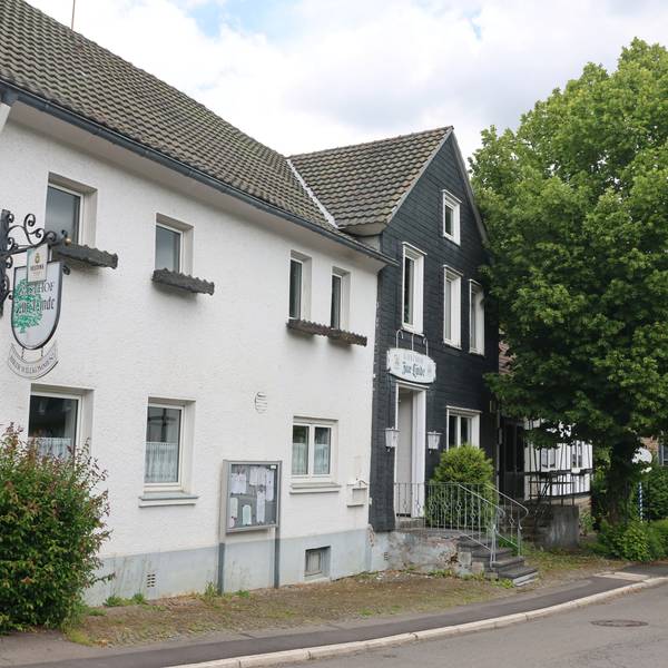 Das Foto zeigt den ehemaligen Gasthof zur Linde in Holpe, der teil der Überlegungen ist.
