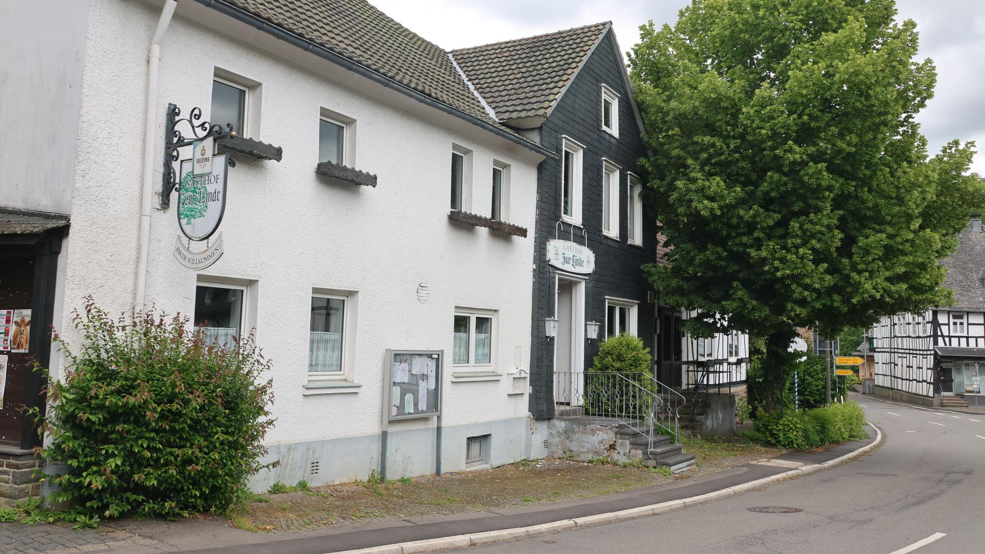 Das Foto zeigt den ehemaligen Gasthof zur Linde in Holpe, der teil der Überlegungen ist.